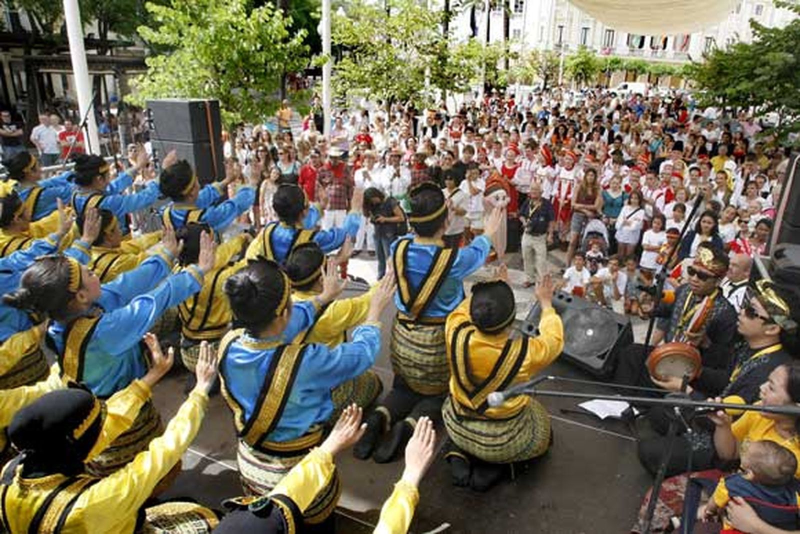 Los grupos participantes en el Festival desfilaron por el casco histórico de la capital para presentar sus bailes

Foto: Jose Braza-Lourdes de Vicente