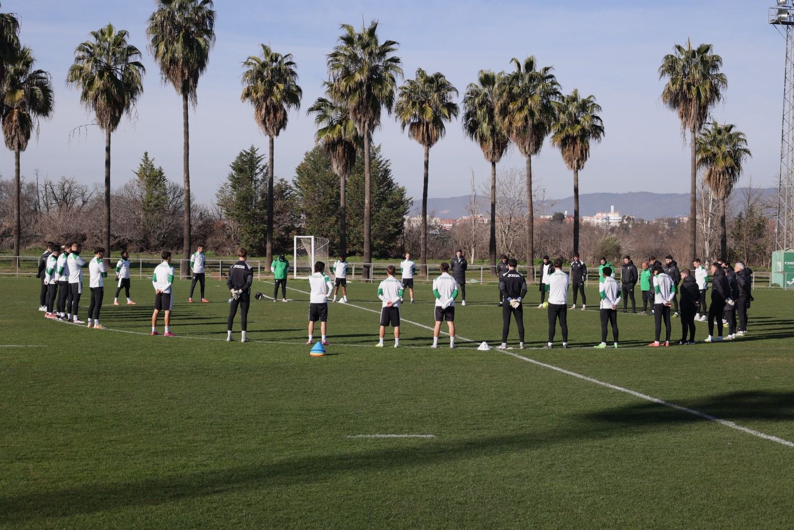 Los jugadores y cuerpo técnico del Córdoba CF guardan un minuto de silencio por las víctimas de Adamuz.