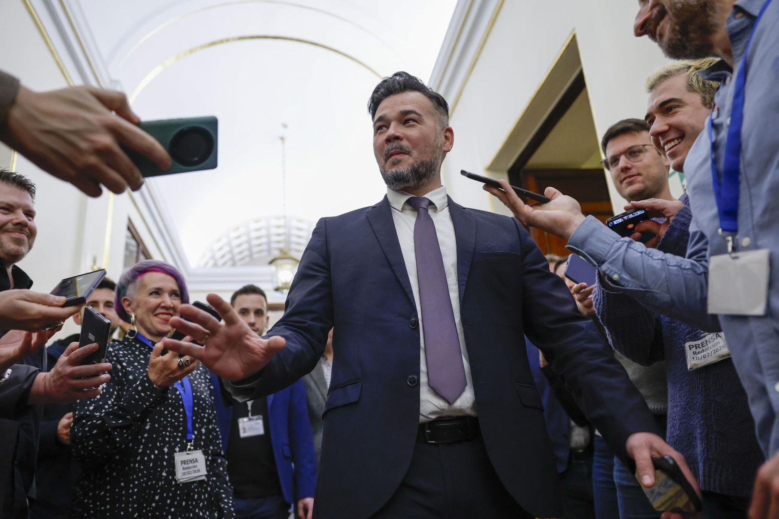 El portavoz de ERC, Gabriel Rufián, atiende a la prensa durante el pleno del Congreso de los Diputados, este martes en Madrid.