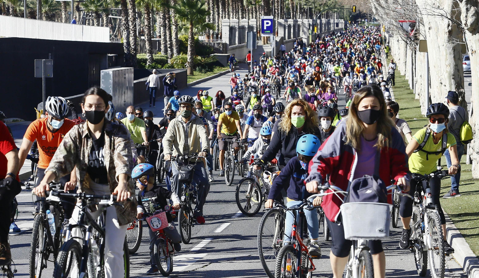 Fotos de la marcha de cientos de bicis en Málaga
