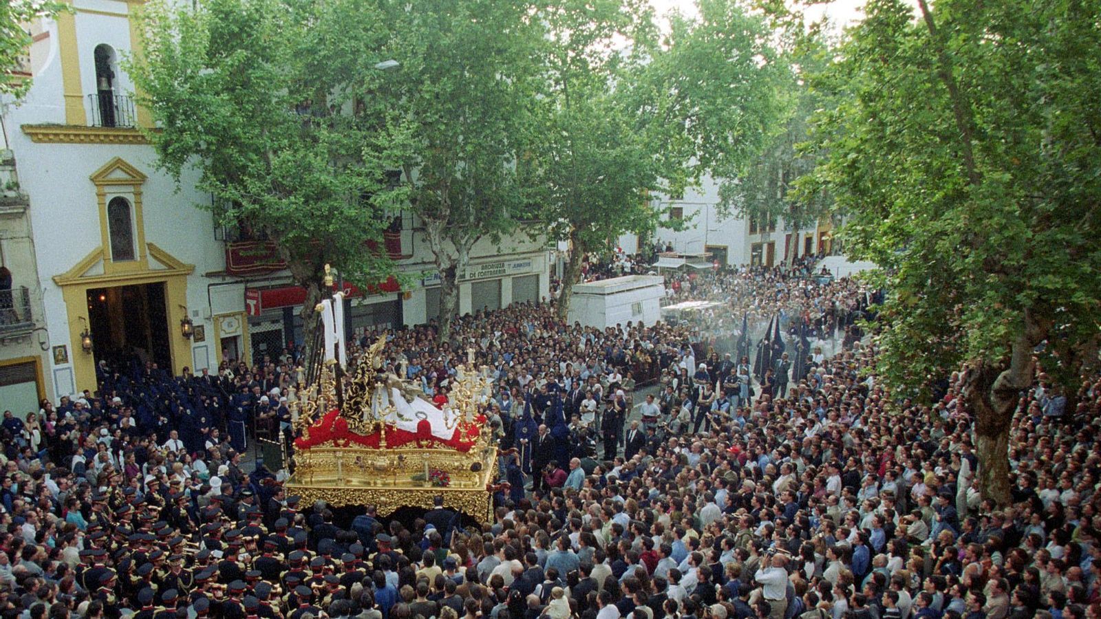 La Hermandad del Baratillo saliendo de la Capilla de la Piedad