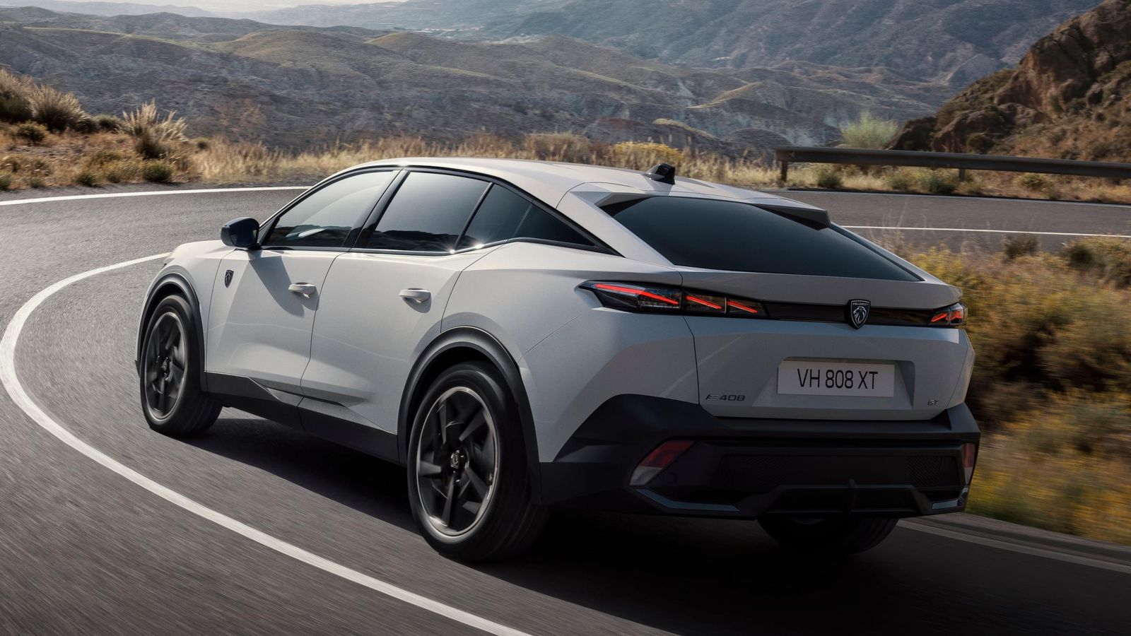 El E-408 recibe un motor más potente que el E-308 y similar al del E-3008. Sin embargo, por capacidad de batería está más cerca del compacto que del SUV C.