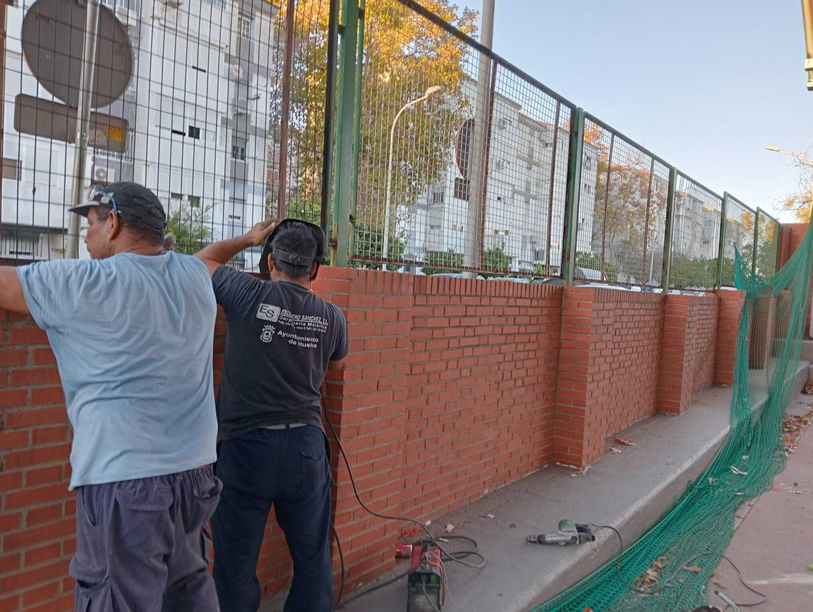 Arreglos en las pistas deportivas de la barriada de La Navidad.