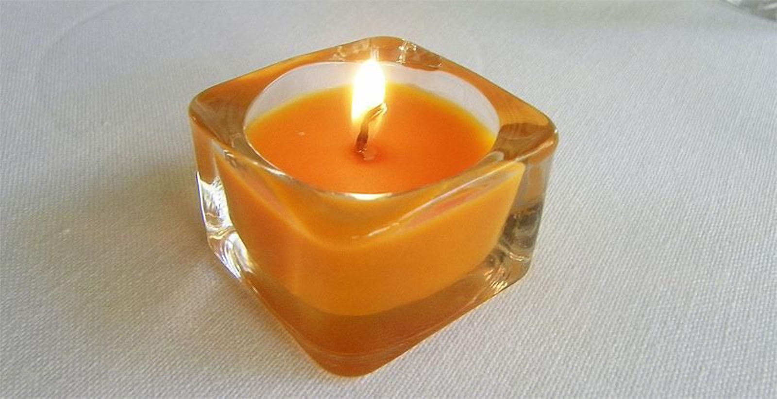 Una comida a la luz de una vela de manteca colorá