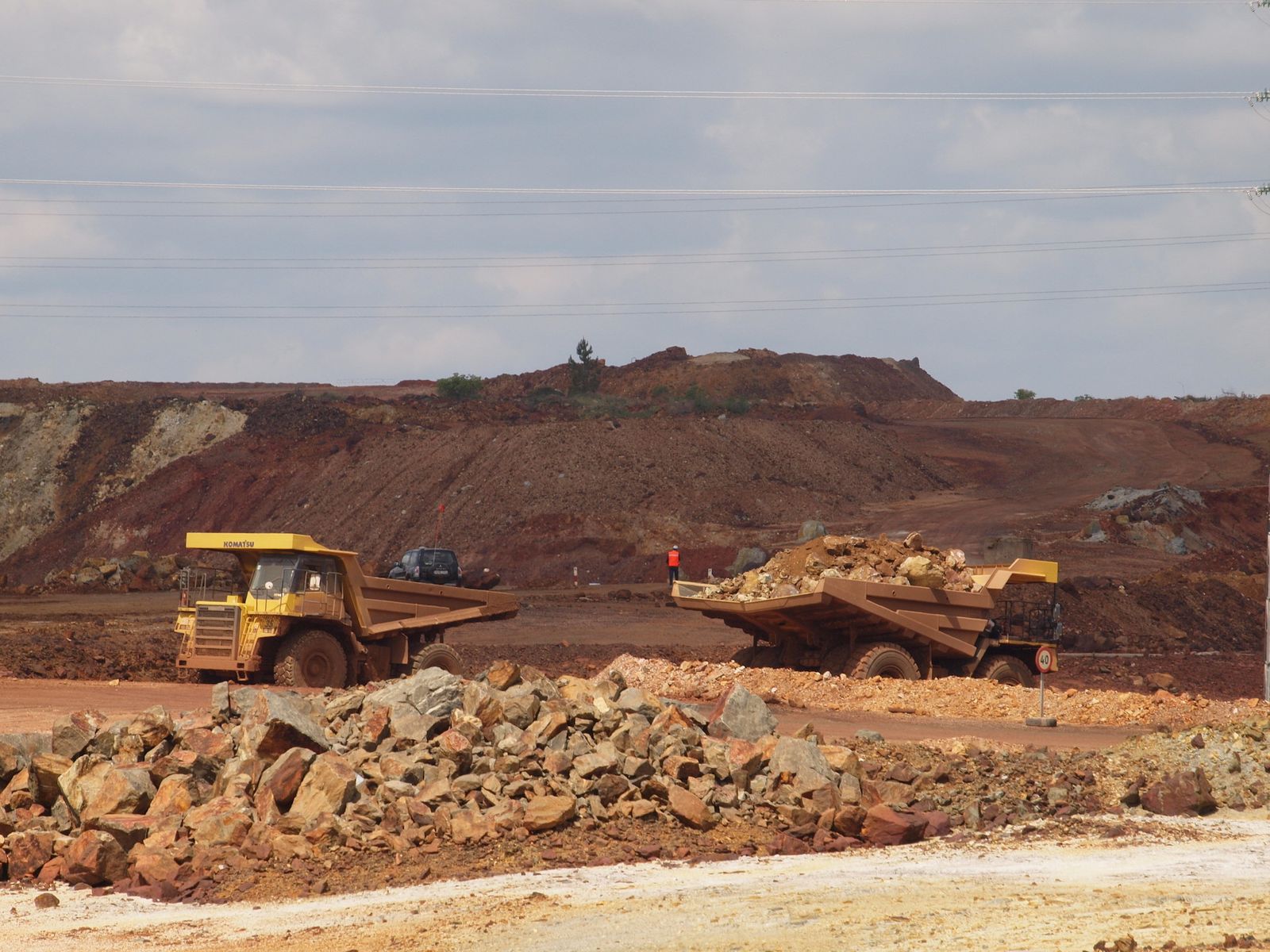 Camiones de gran tonelaje cargan mineral en el yacimiento de Riotinto.
