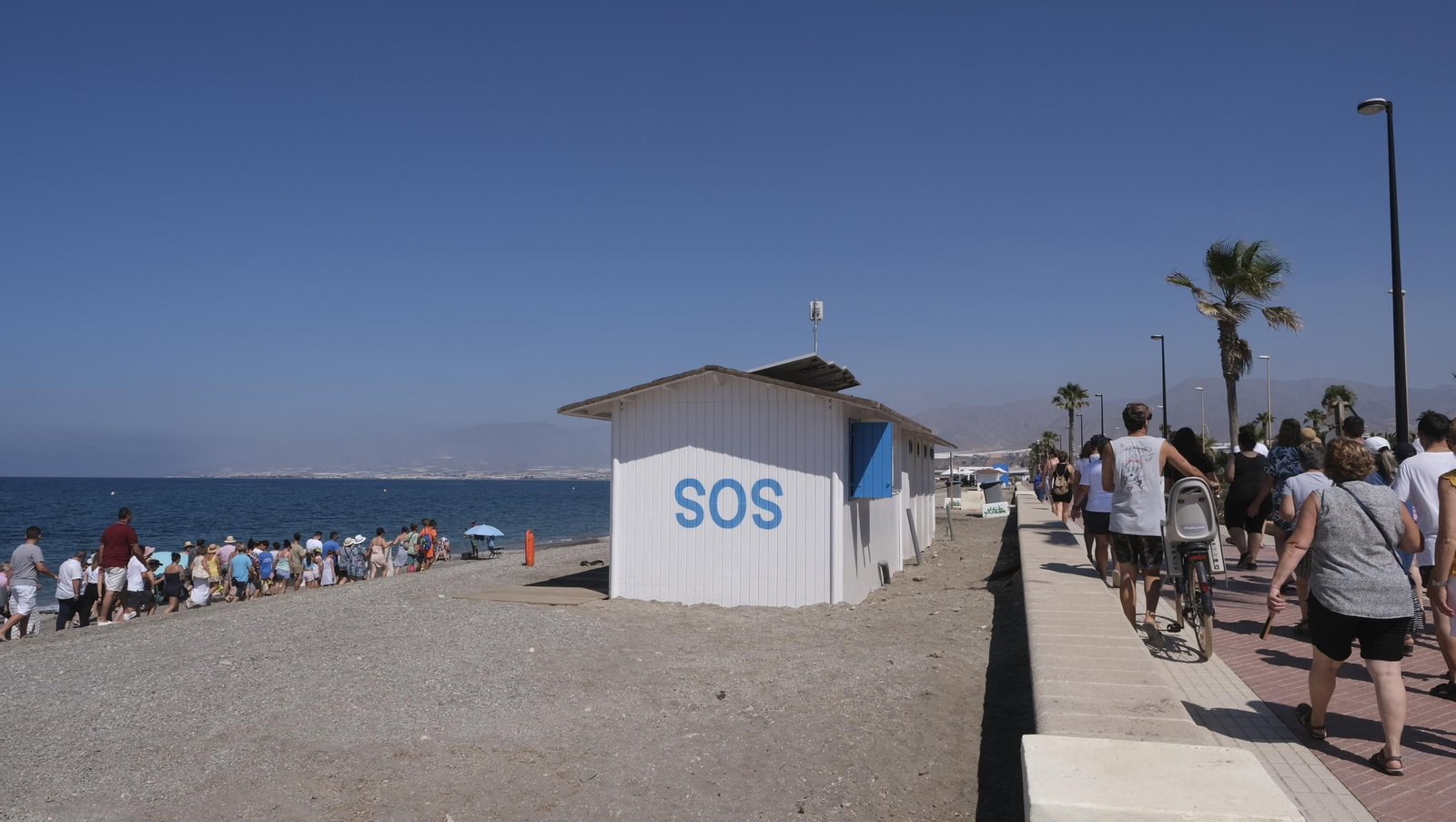 Imágenes de la manifestación en Balerma por el deterioro de la playa