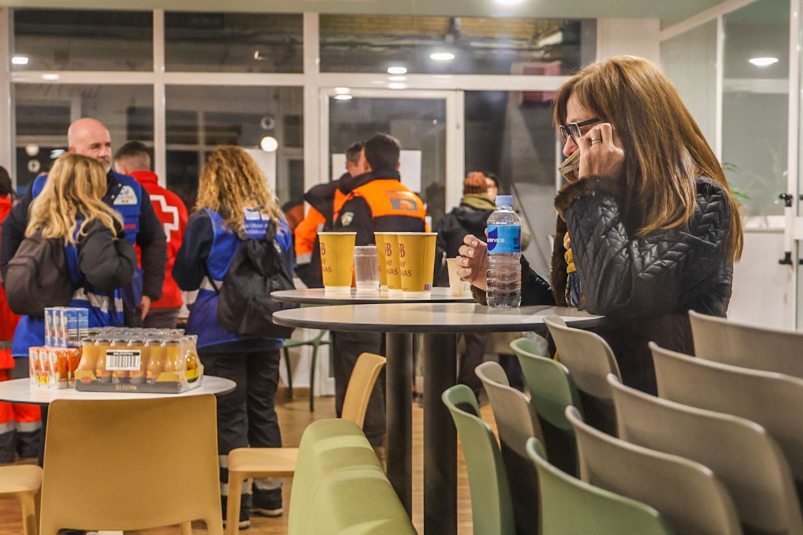 Imágenes en el Hogar del Pensionista de Adamuz en el que los familiares recibieron ayuda e información