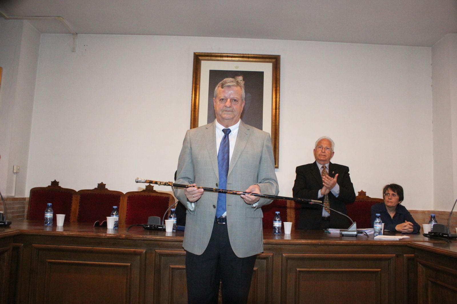 Pedro Gil con la vara de mando del Ayuntamiento