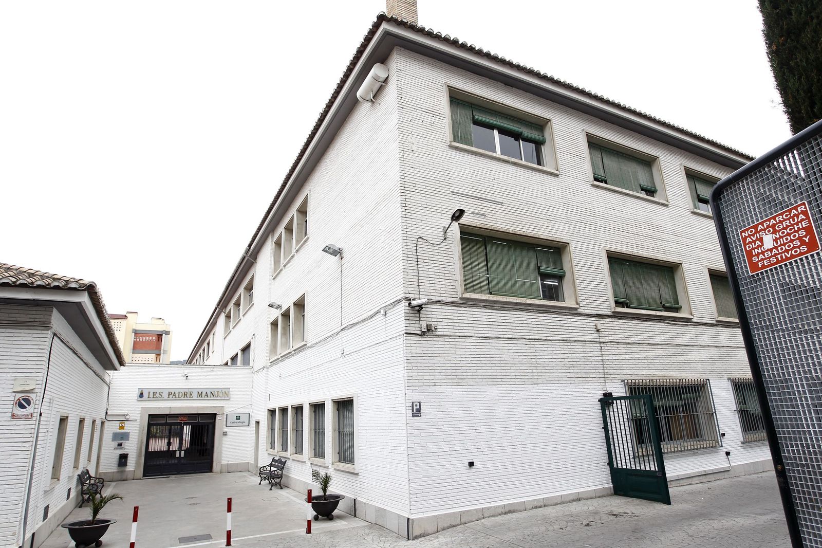 Entrada del IES Padre Manjón en Granada.