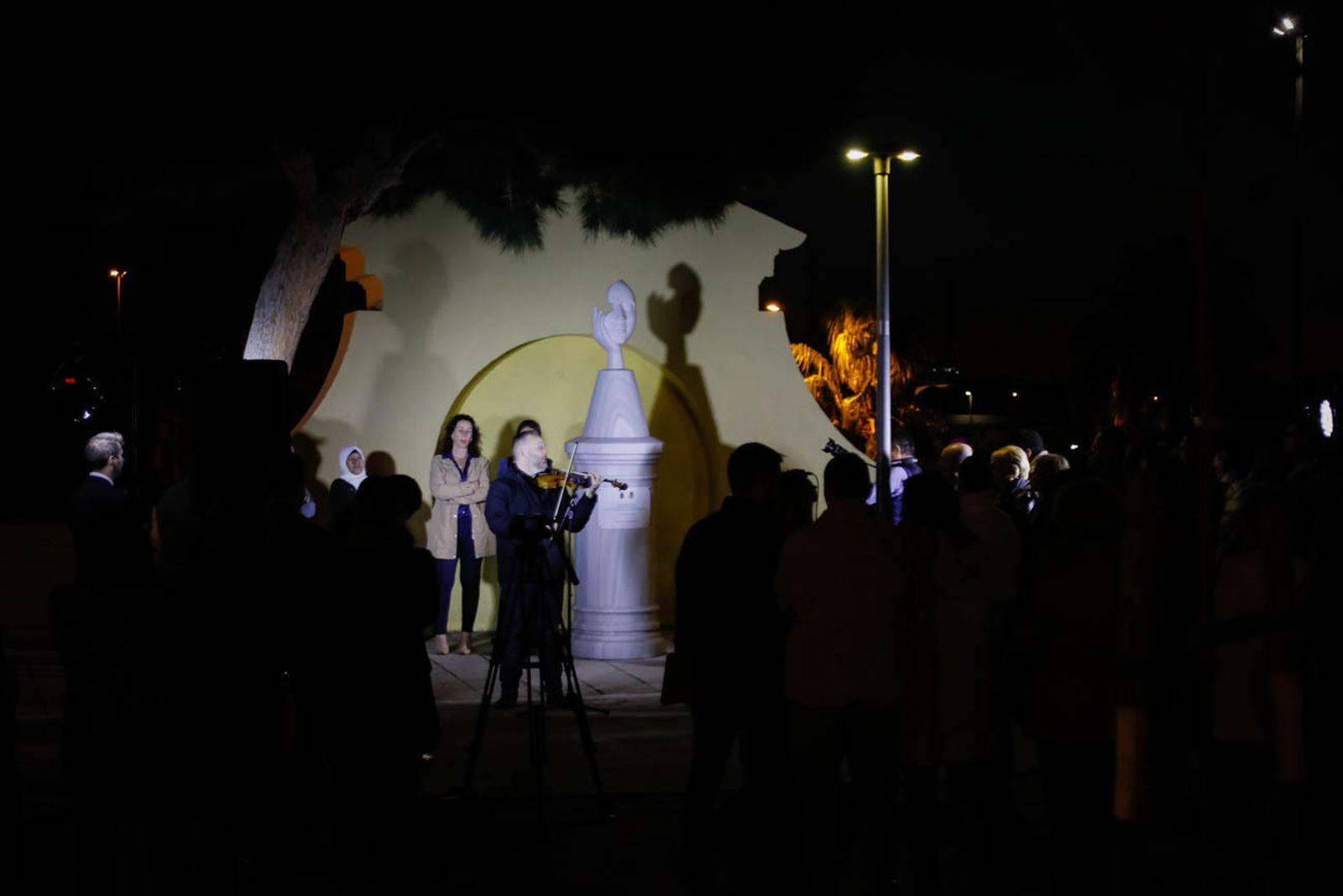 Imágenes del monolito en homenaje a las víctimas de violencia de género