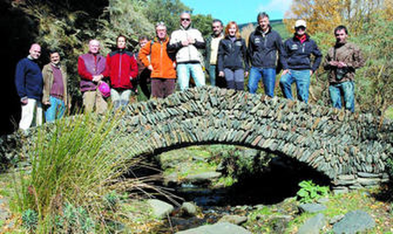 El delegado, Clemente García, junto al Director del Parque, Javier Sánchez y su equipo en el sendero de Sulayr.