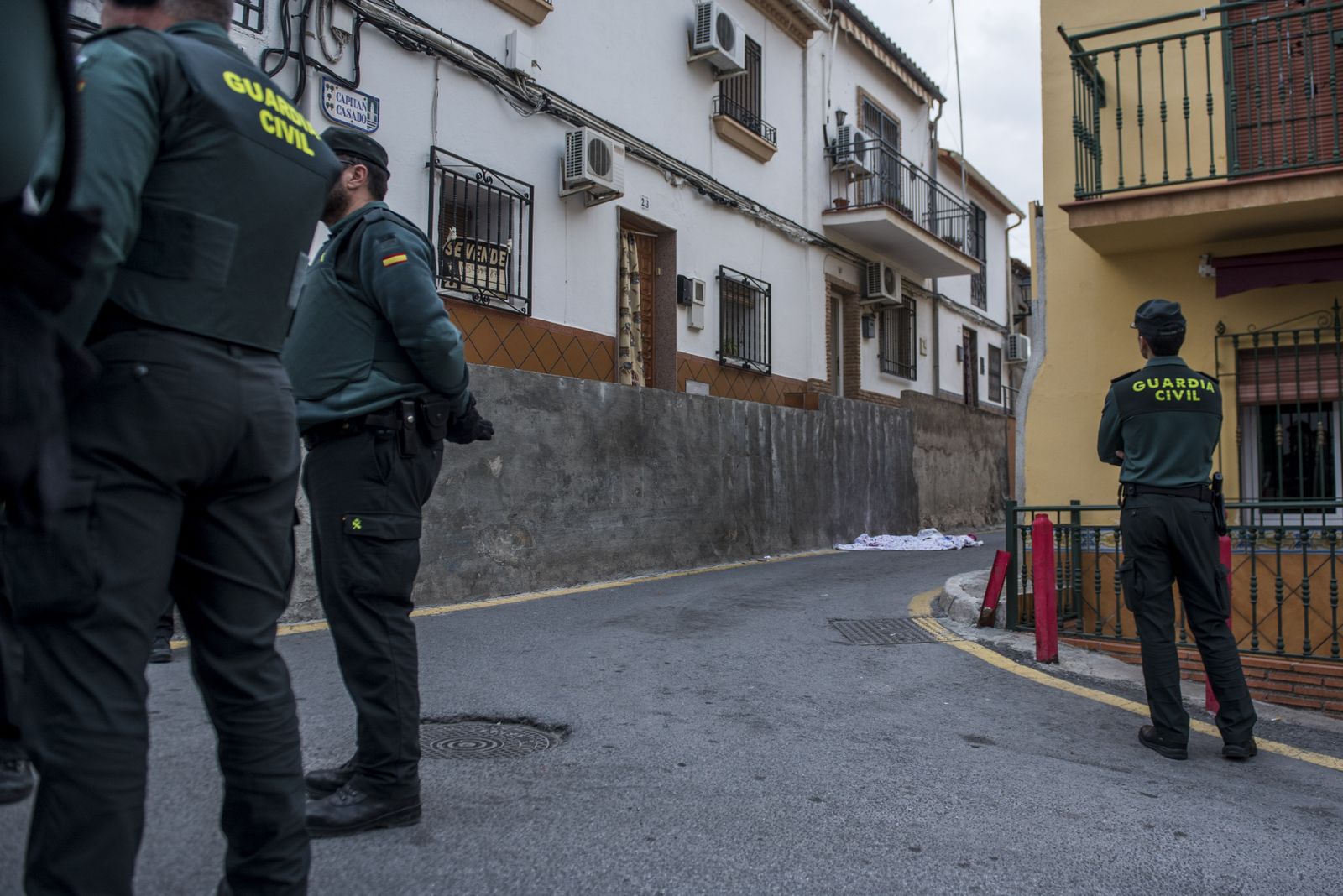 Imágenes de un fin de semana de tiros, muerte e incendios en Pinos Puente (Granada)