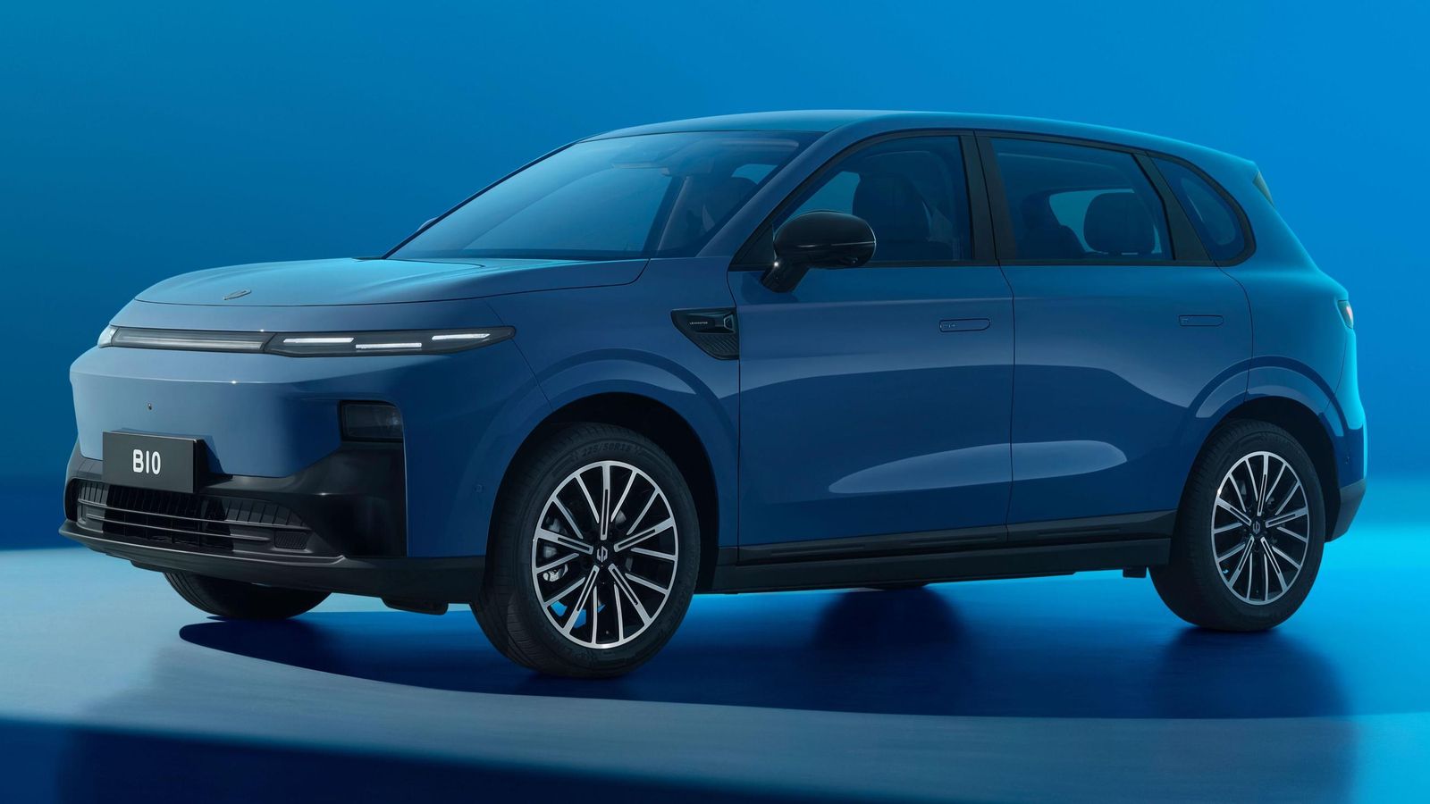 La batería de menos capacidad, 56,2 kWh, se asocia a los dos acabados disponibles, mientras que la de 67,1 kWh sólo lo hace al más alto, el Design.