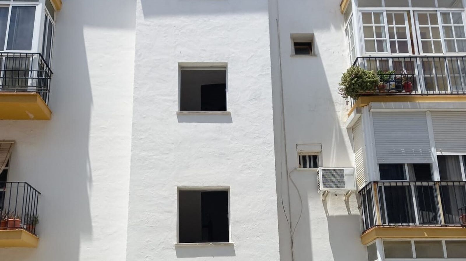 Bloques de la barriada San Ignacio, sin ventanas.