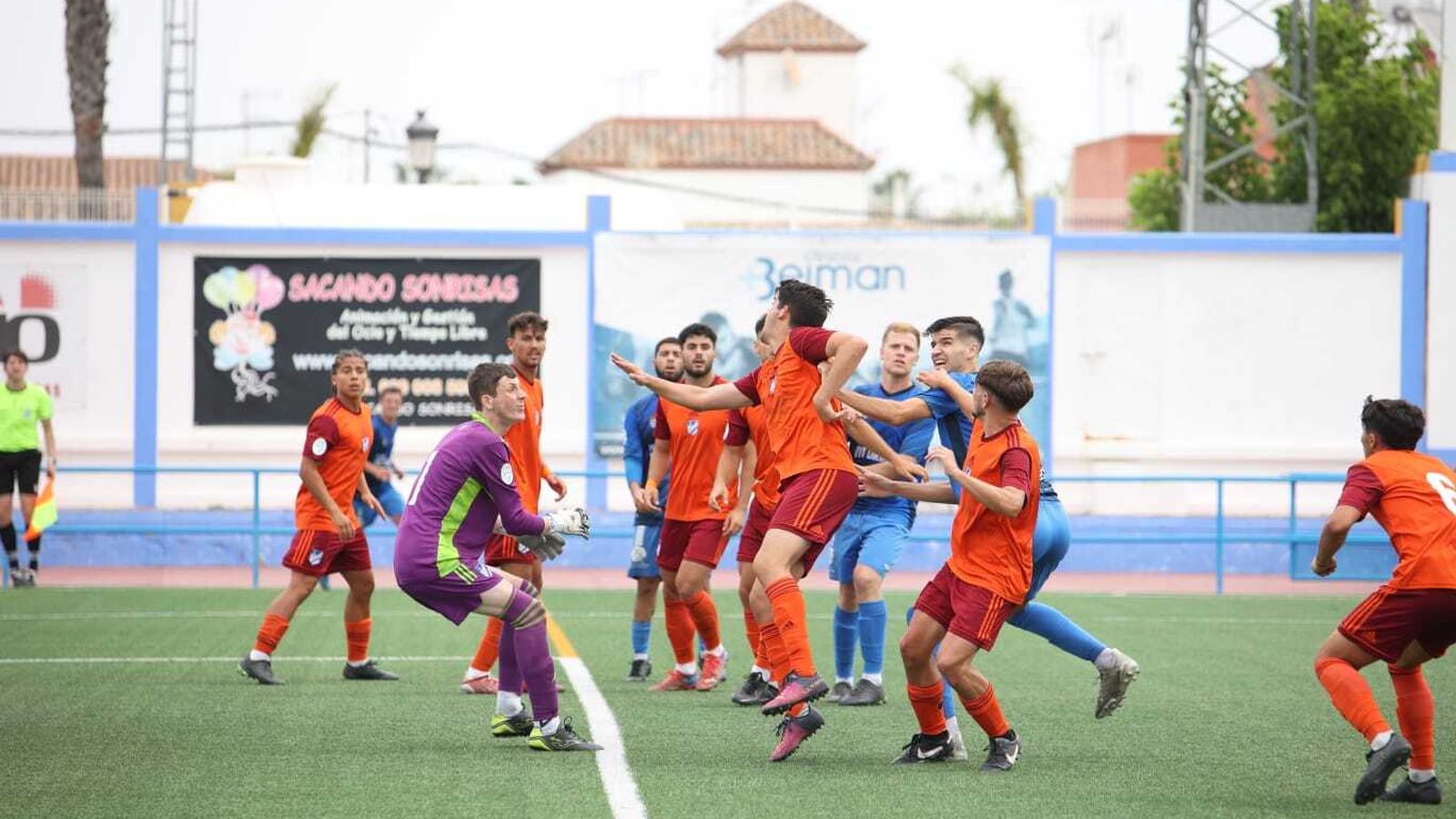 Jesús López trata de llegar a un balón entre una maraña de jugadores visitantes.