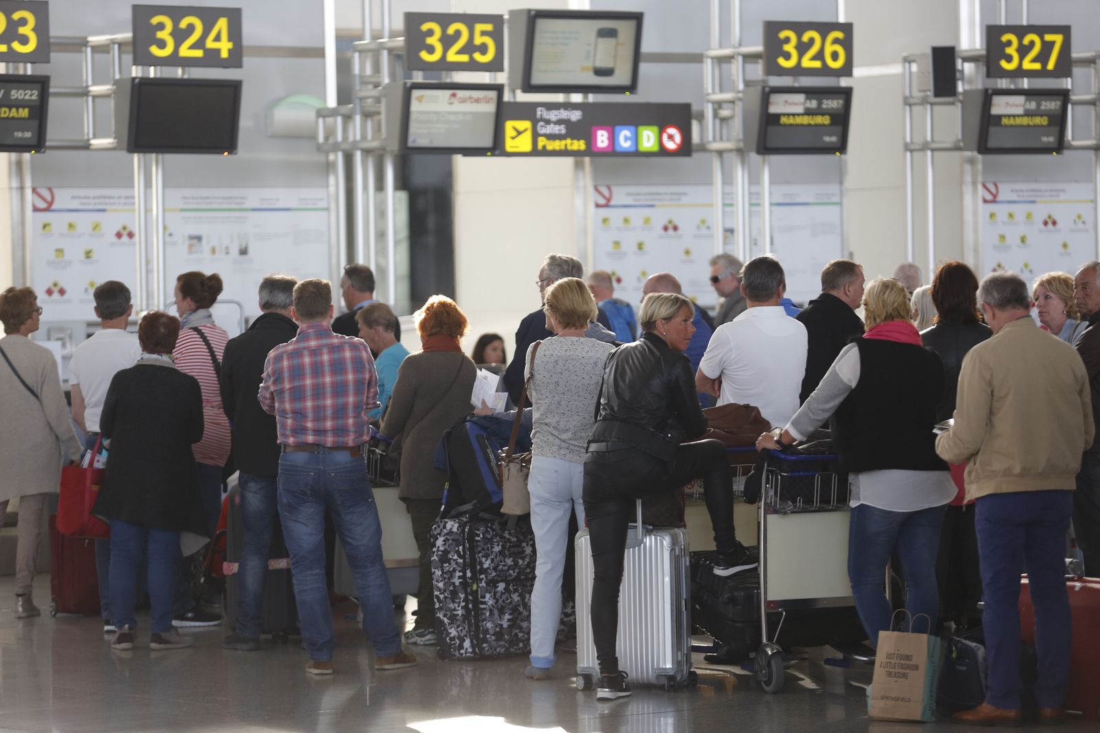 Decenas de pasajeros se disponen a facturar sus maletas en la terminal 3 del aeropuerto malagueño.