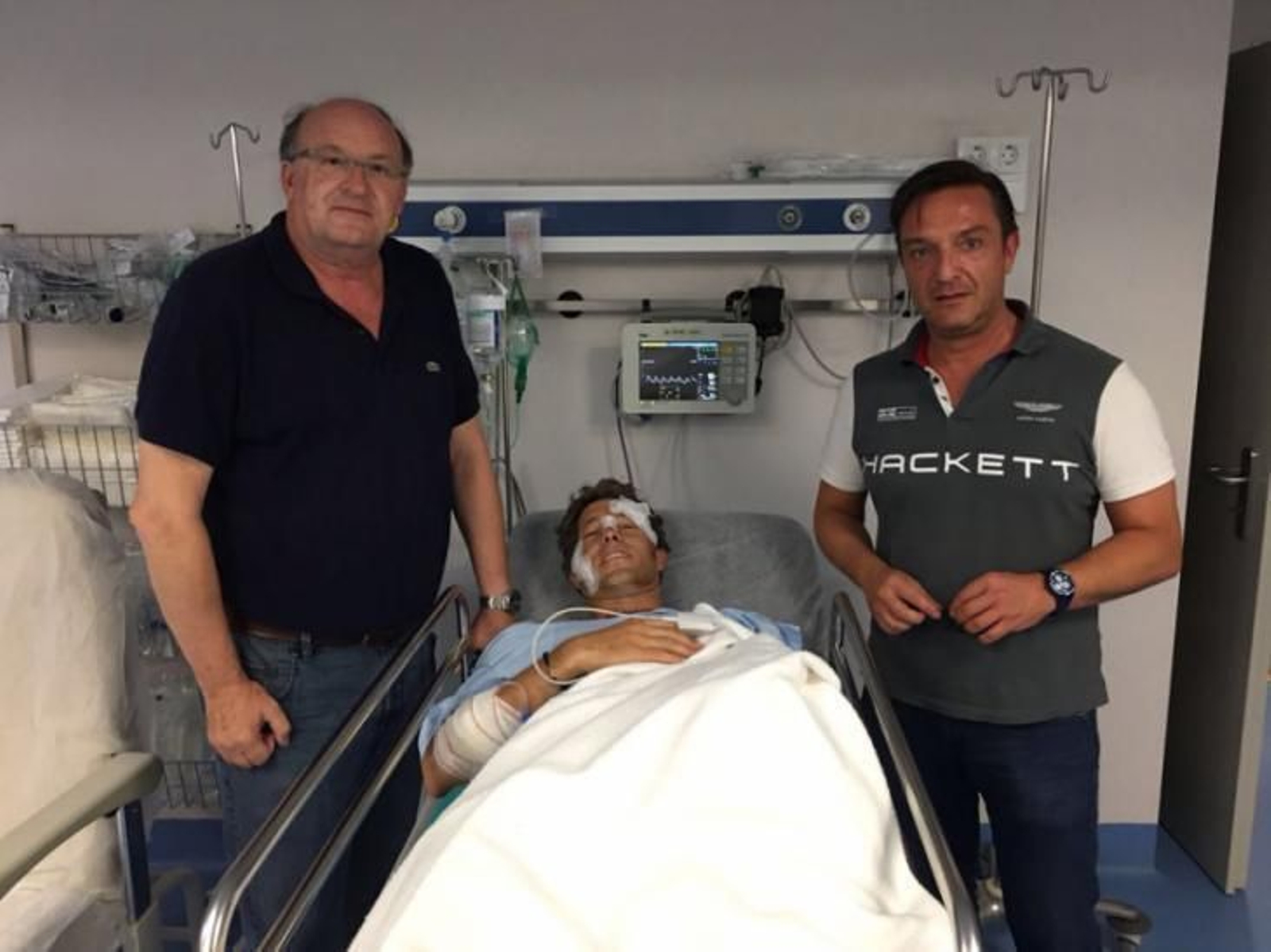 El doctor Pascual González Masegosa, Manuel Escribano y el anestesista Jesús Cuesta.