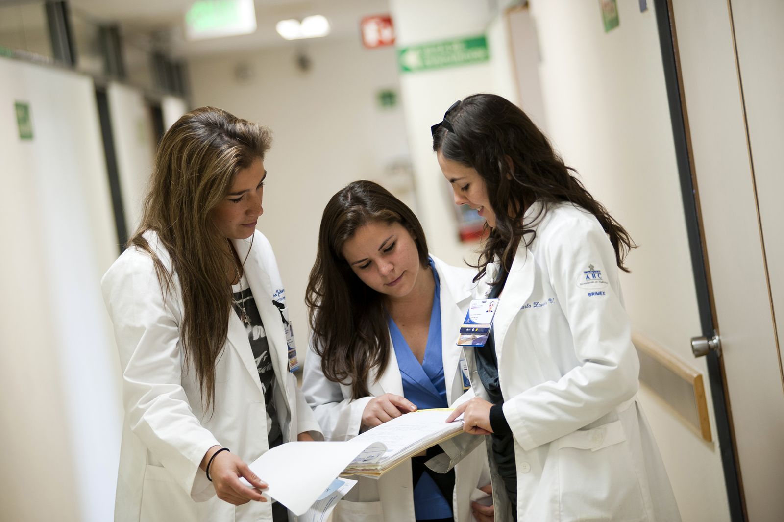 El techo de cristal no se rompe en las profesiones sanitarias