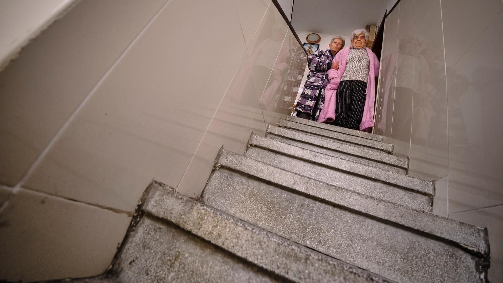 Joaquín Navarro y Ana María Sevillano, al pie de la escalera de su hogar en Ejército de África.