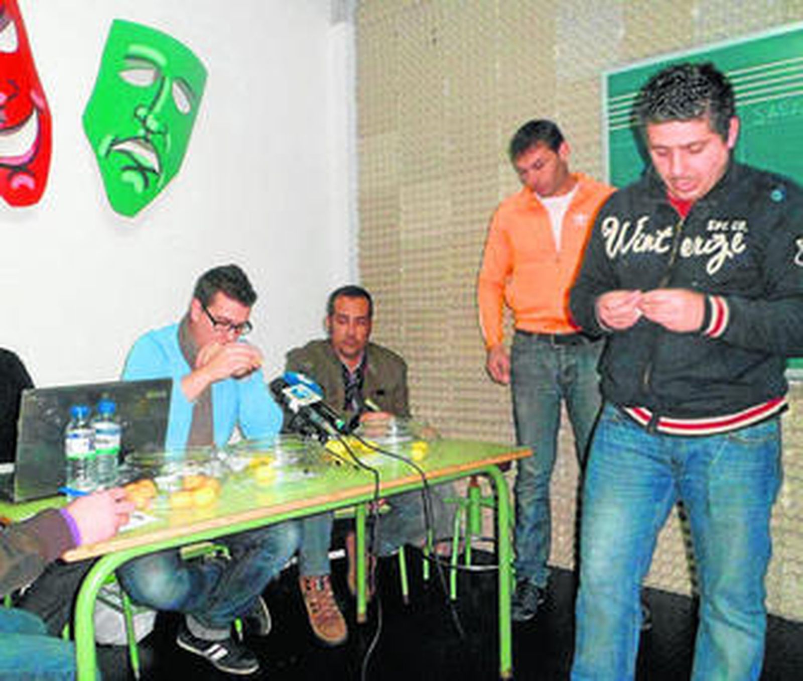 Parte de la directiva de la ACI y los participantes, en un instante del sorteo del orden de actuación.