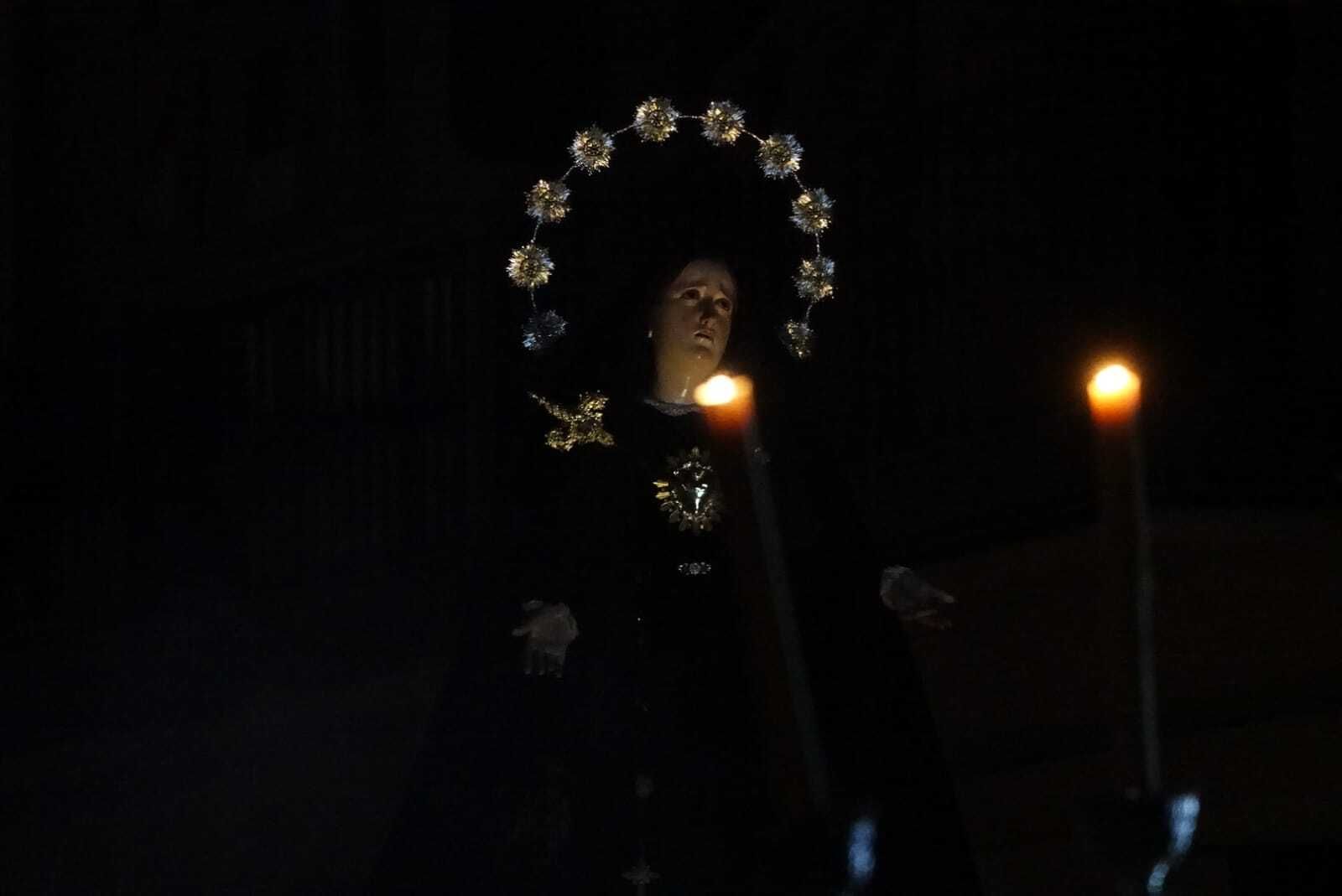 María Santísima de los Dolores, a la luz de las velas en la noche del Viernes Santo