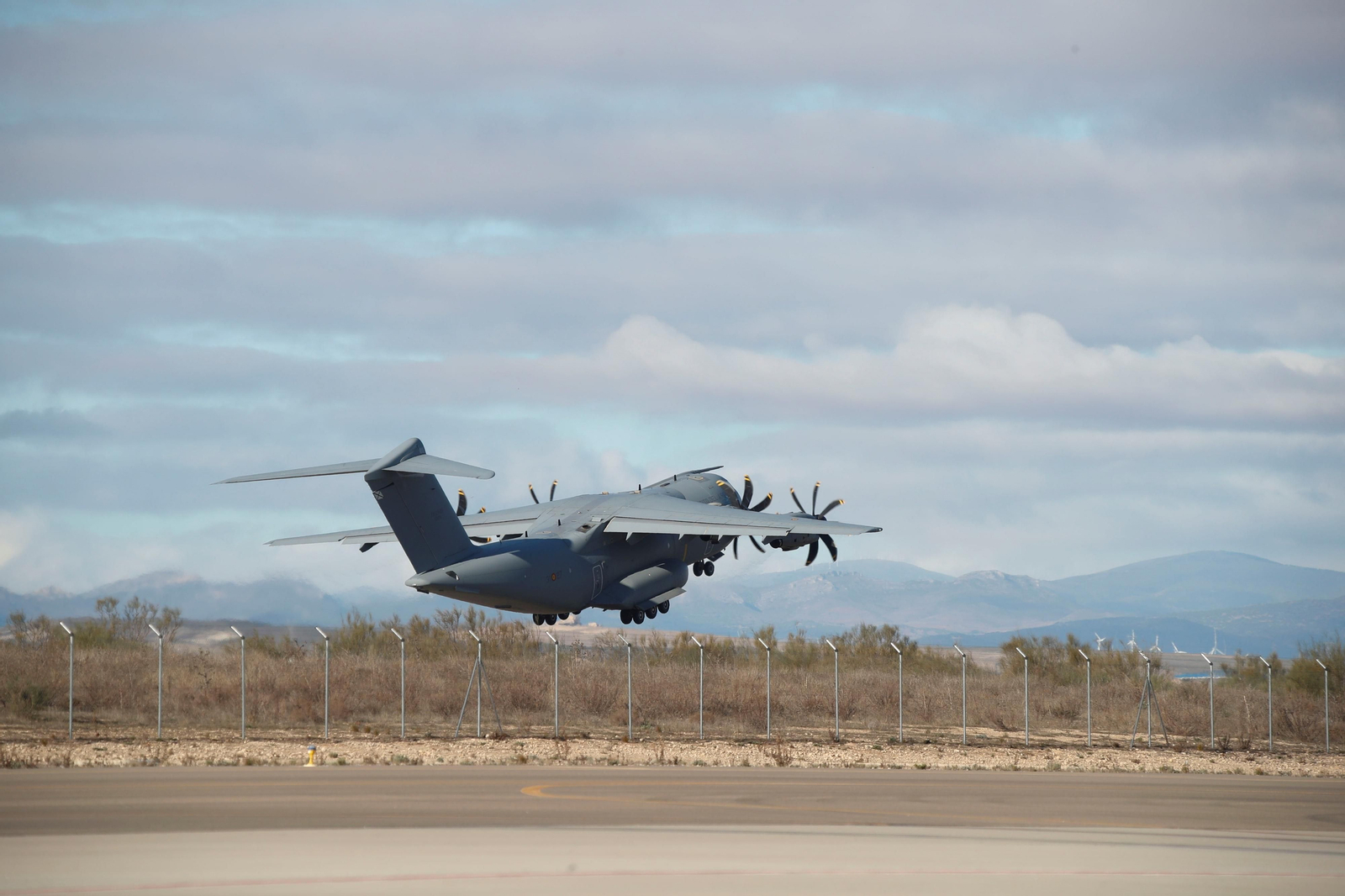 Salida del avión que repatriará los cadáveres desde la base aérea de Zaragoza.