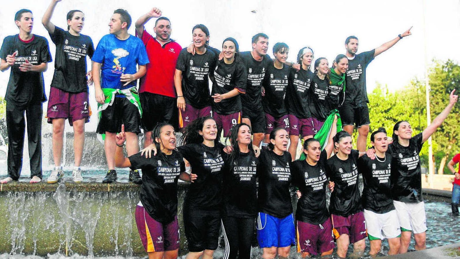 El Cajasur Deportivo Córdoba celebra en la fuente del antiguo Meliá uno de sus títulos ligueros.