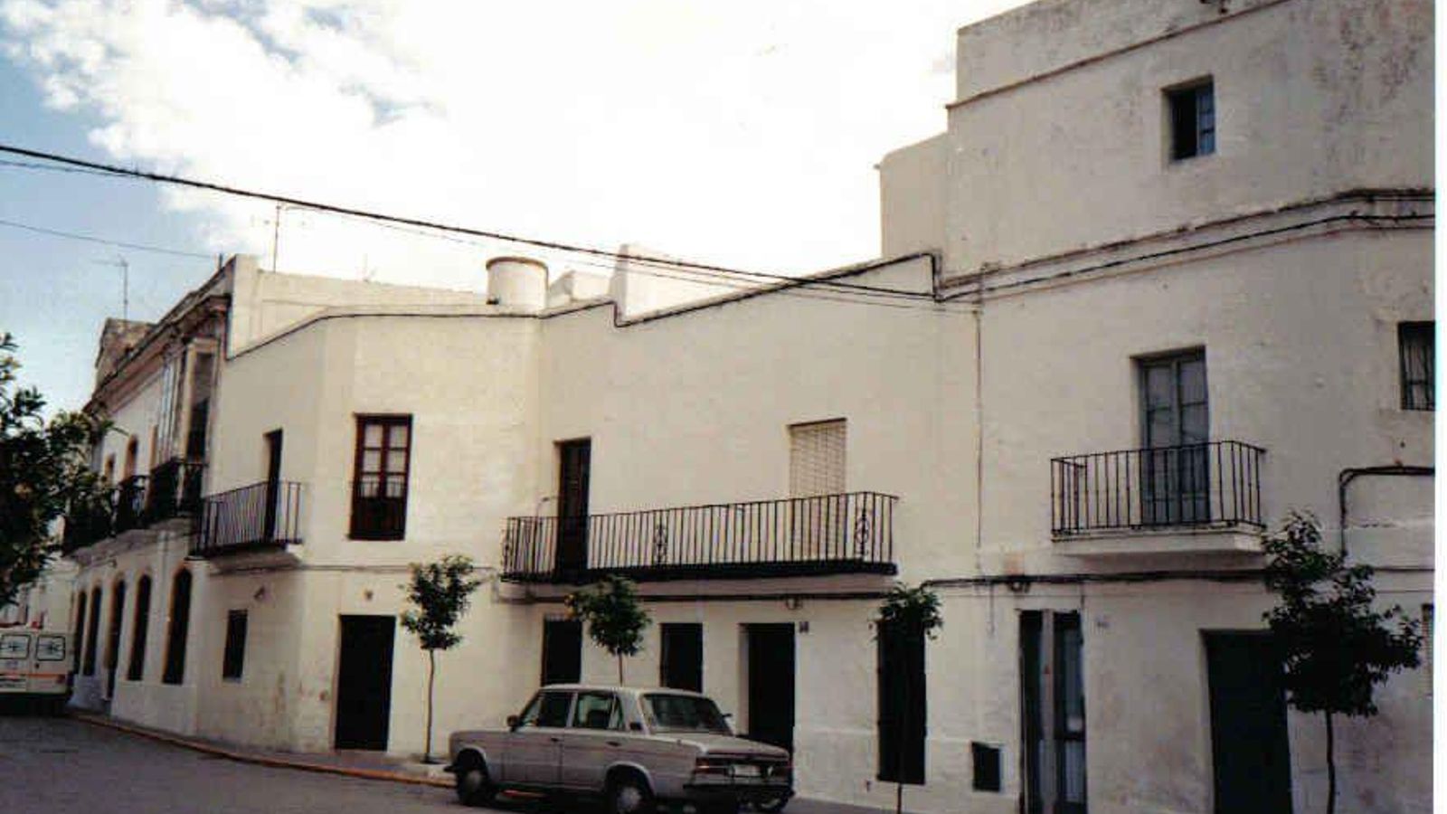 El edificio que albergaría el Hotel La Casa del Califa en el año 1990.