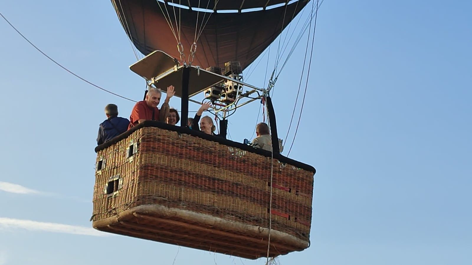 Personas volando en uno de los globos de la empresa.