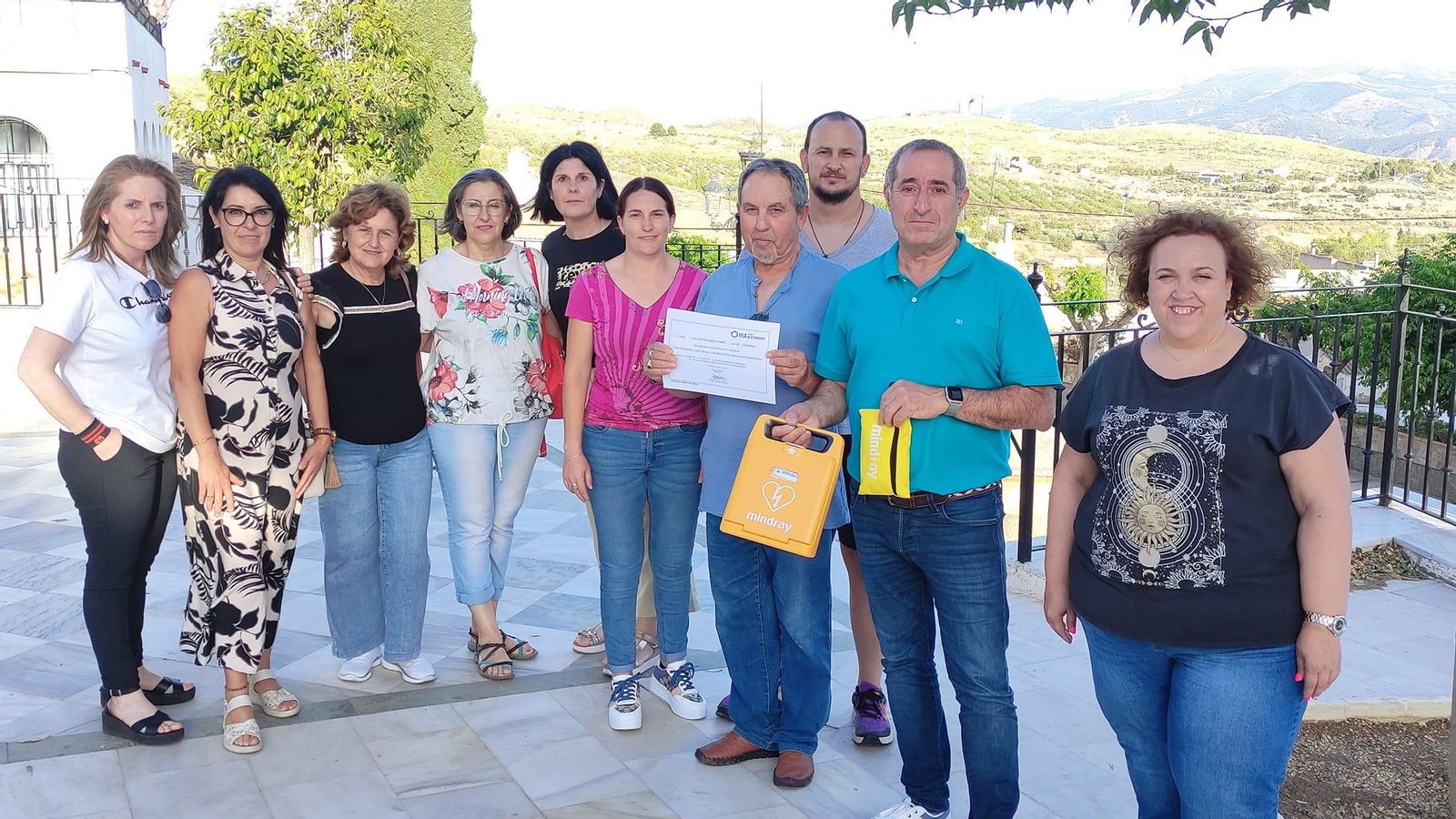 Vecinos del núcleo urbano de El Hijate que se han formado para utilizar el DESA, dispositivo que se ha instalado en la puerta del centro de salud por ser un punto estratégico