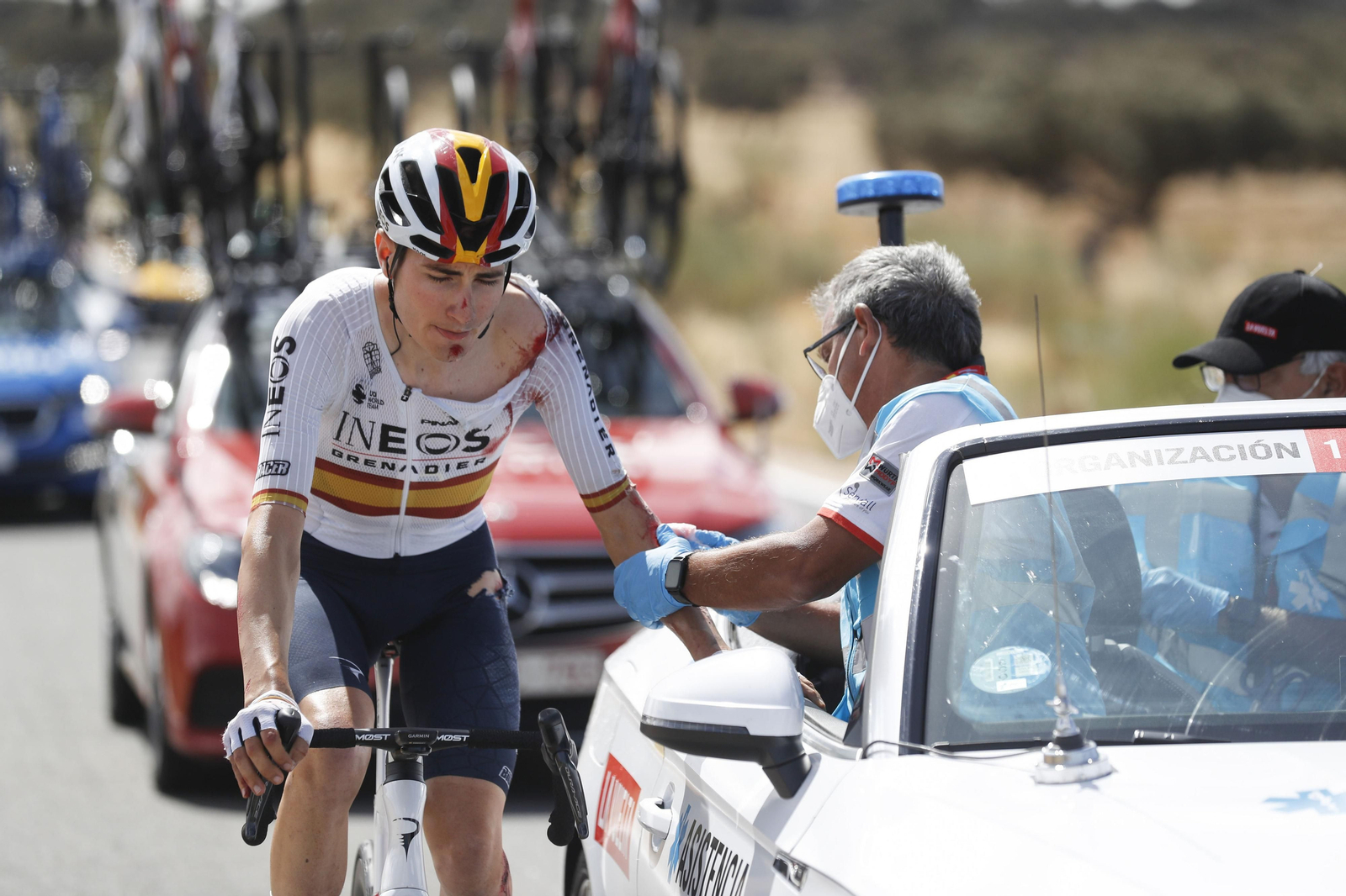 El granadino Carlos Rodríguez es atendido por los médicos tras su dura caída