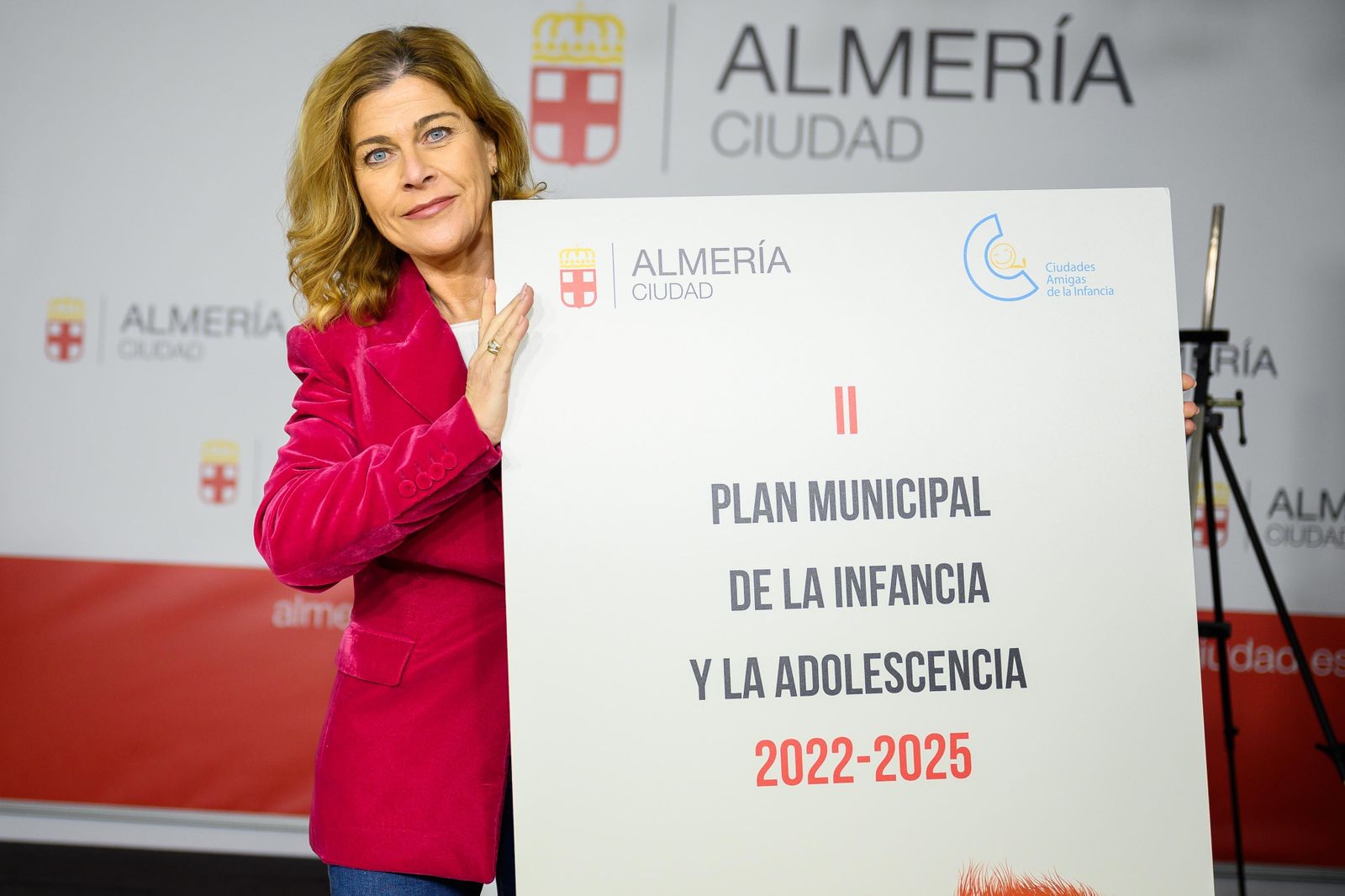 Paola Laynez con el cartel del II Plan de la Infancia y la Adolescencia