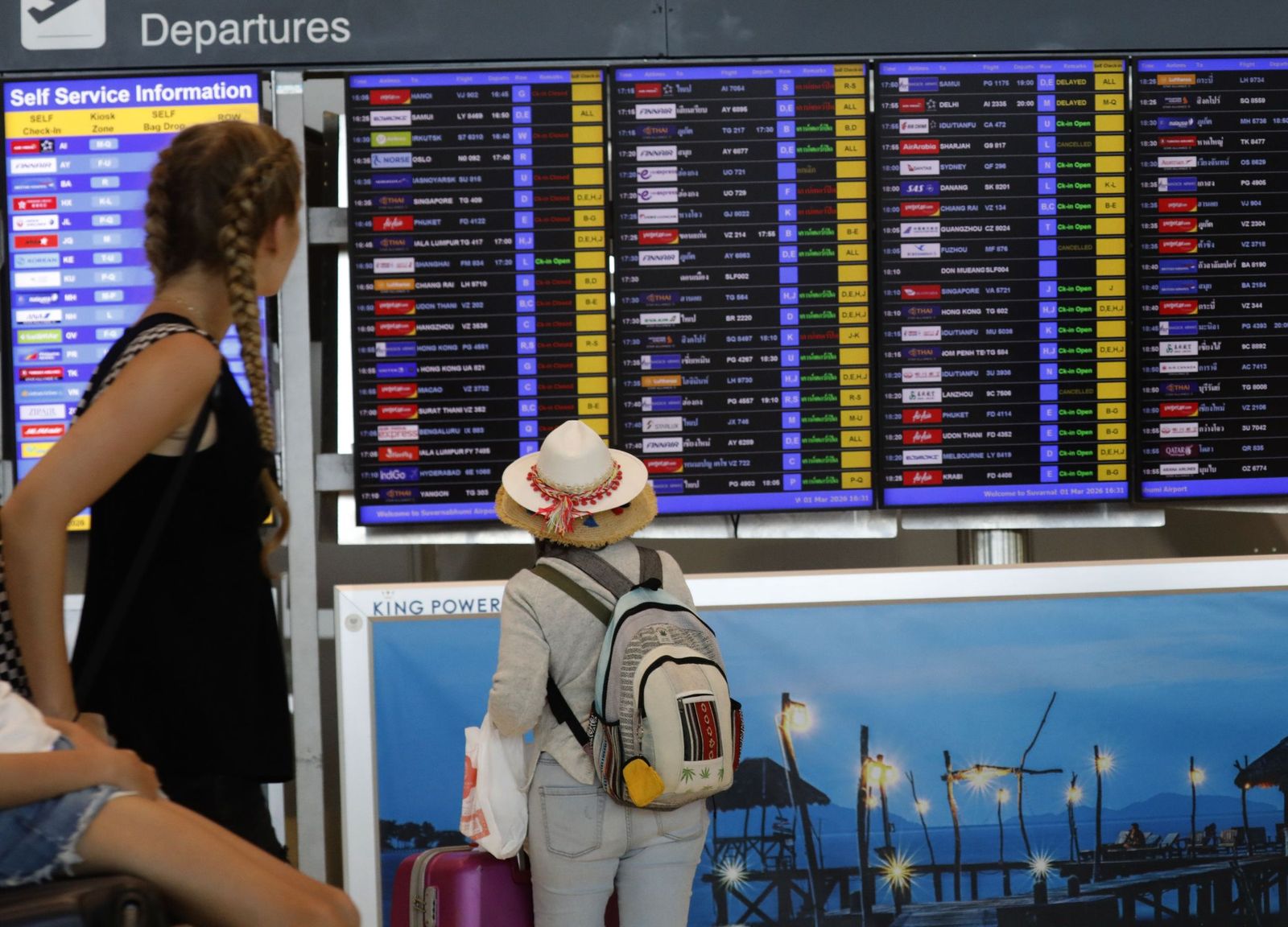 Panel informativo con las salidas en un aeropuerto.