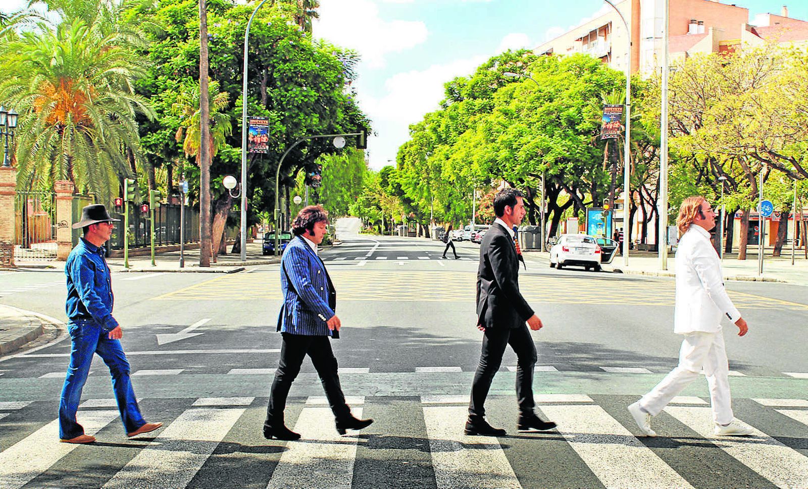 La formación actual de Los Escarabajos, remedando en Sevilla la mítica portada de los Beatles en Abbey Road.