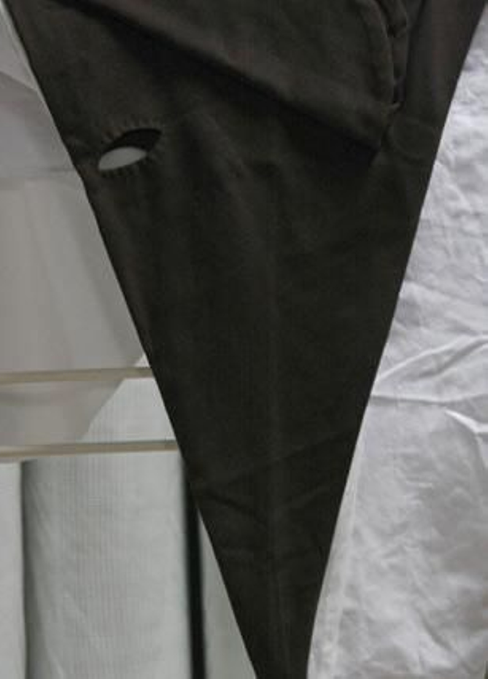 La tela negra con la que se recubrirá la forma cónica de cartón. 

Foto: Fco. Lorca