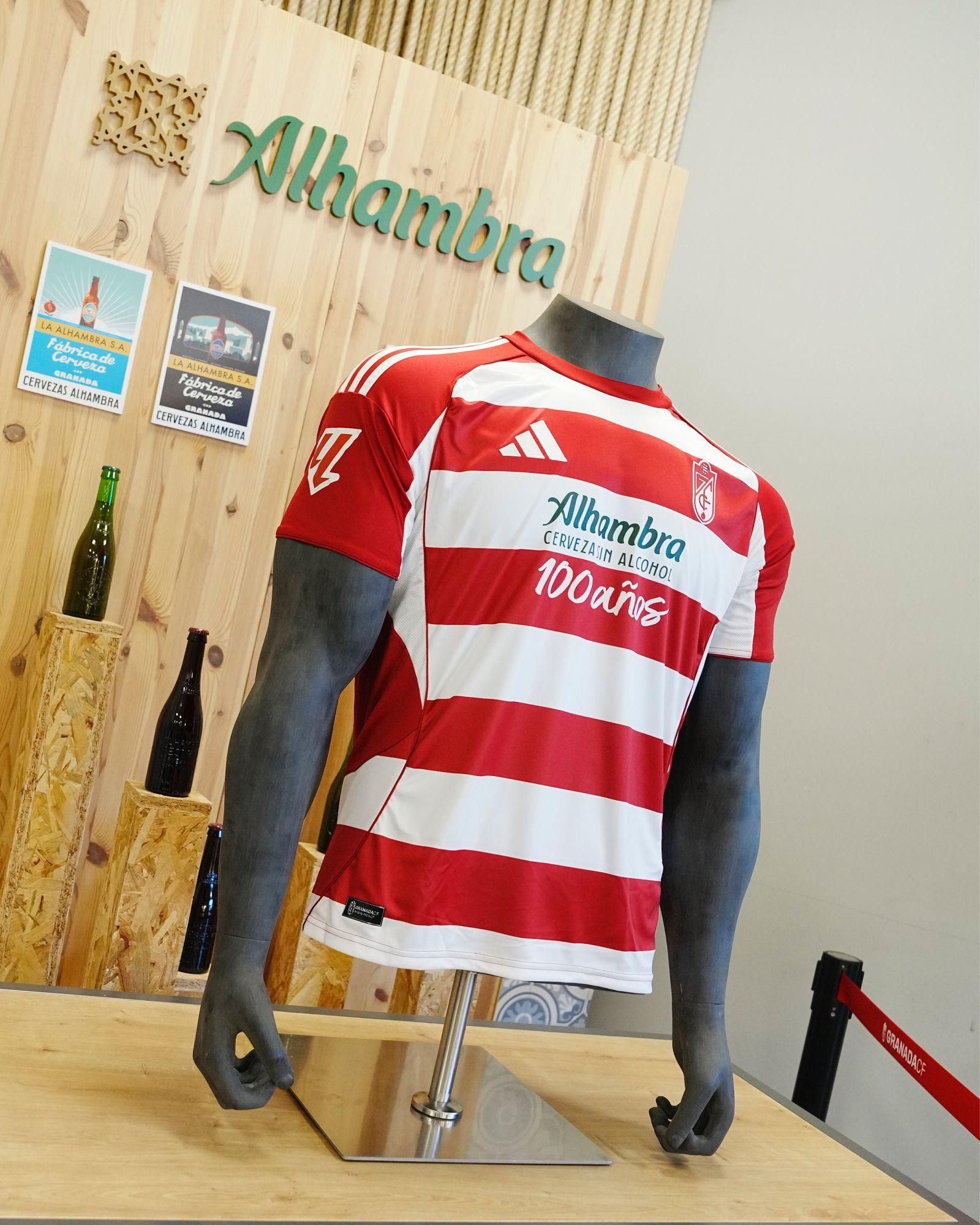 La nueva camiseta del Granada CF con el patrocinio de Cervezas Alhambra.