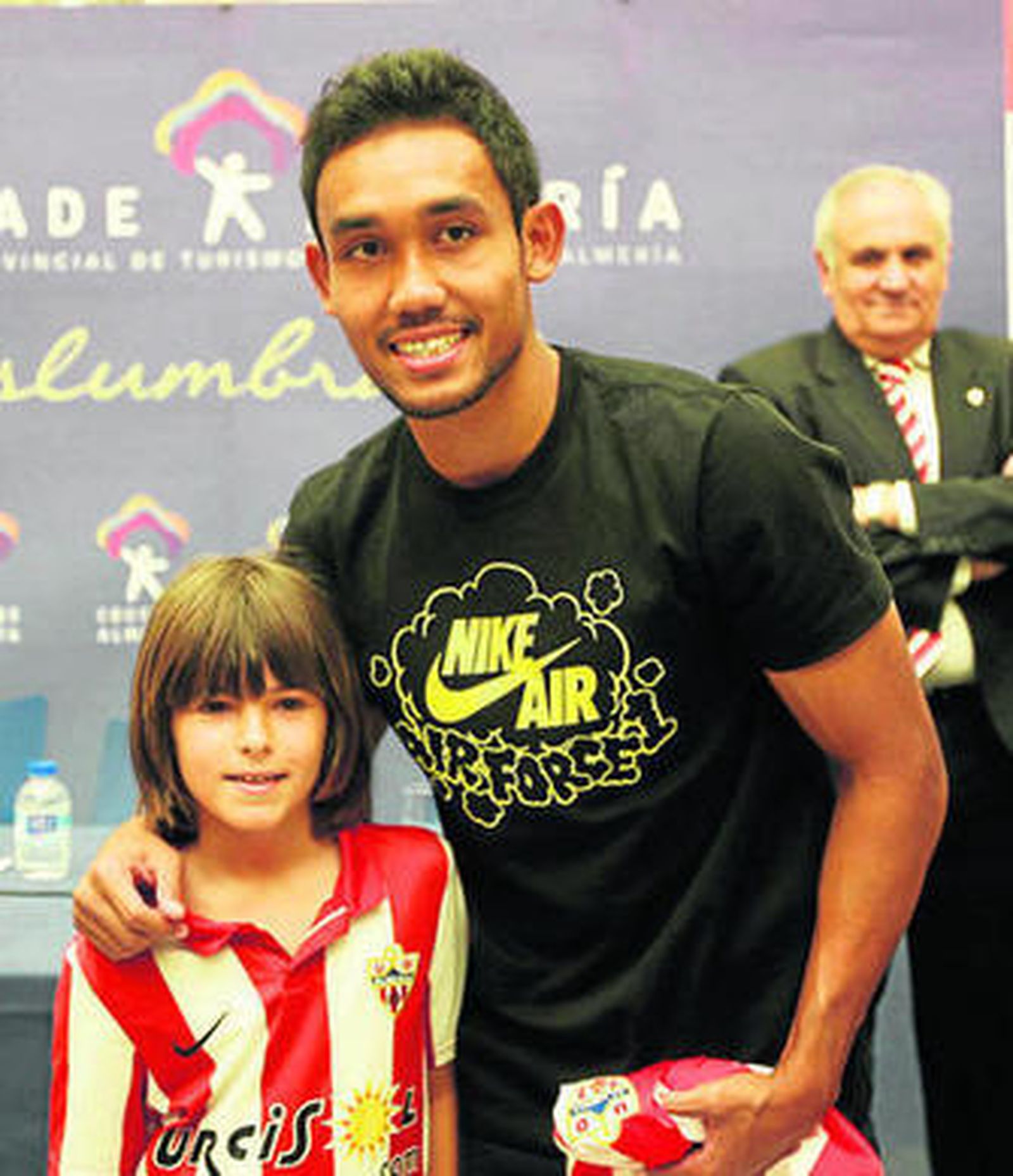 Alfonso García y Teerasil Dangda, con la elástica del tailandés