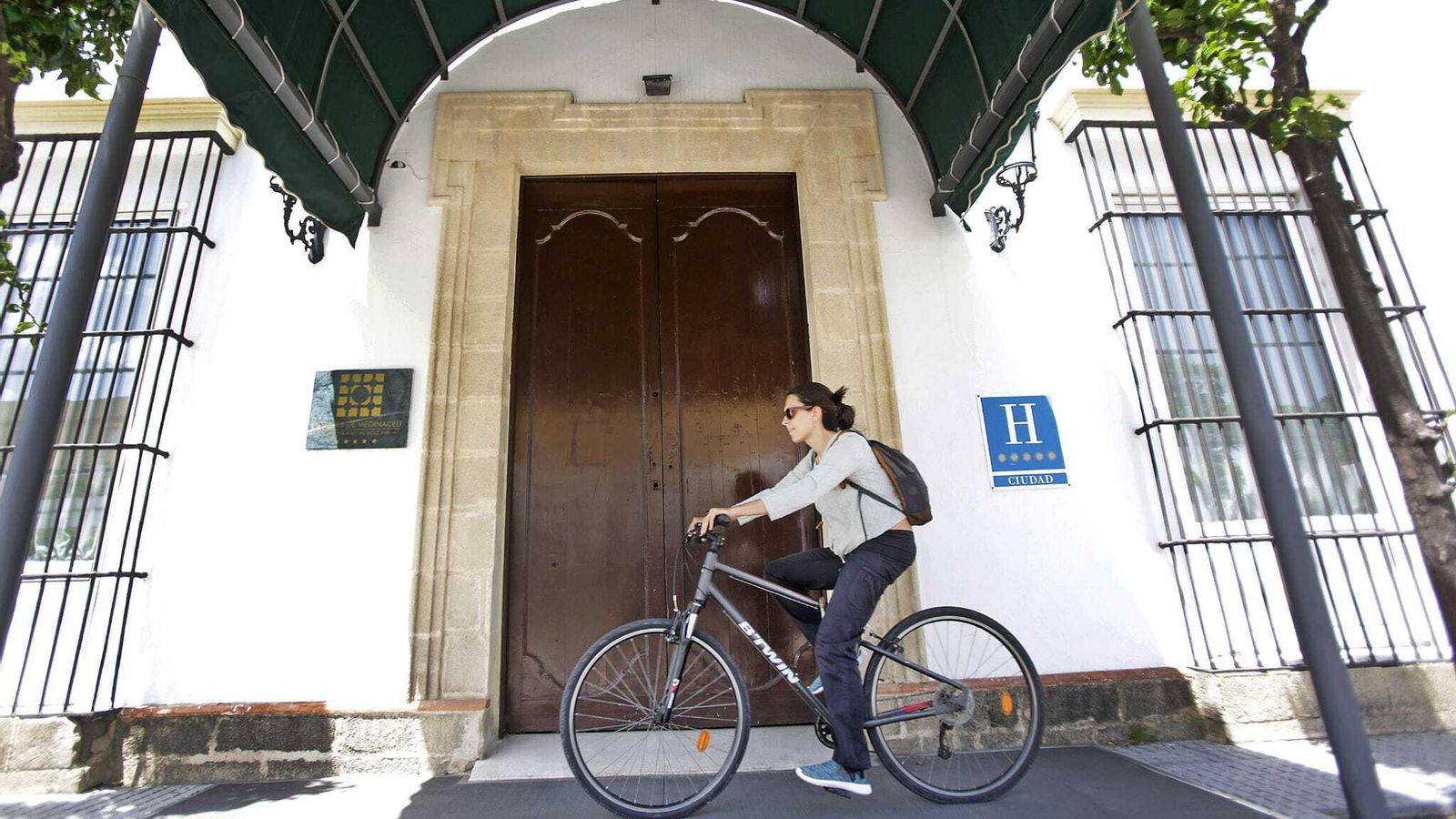 El hotel Duques de Medinaceli, de cinco estrellas, también cerrado.