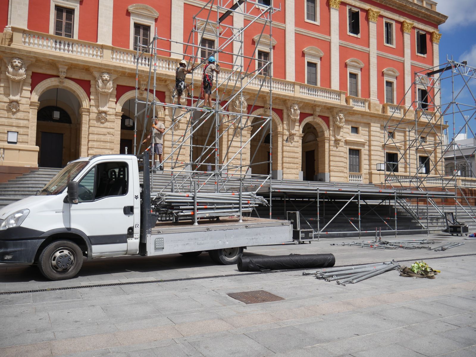 Las tareas de montaje del escenario del concierto de homenaje a Camarón progresan en la Plaza del Rey.