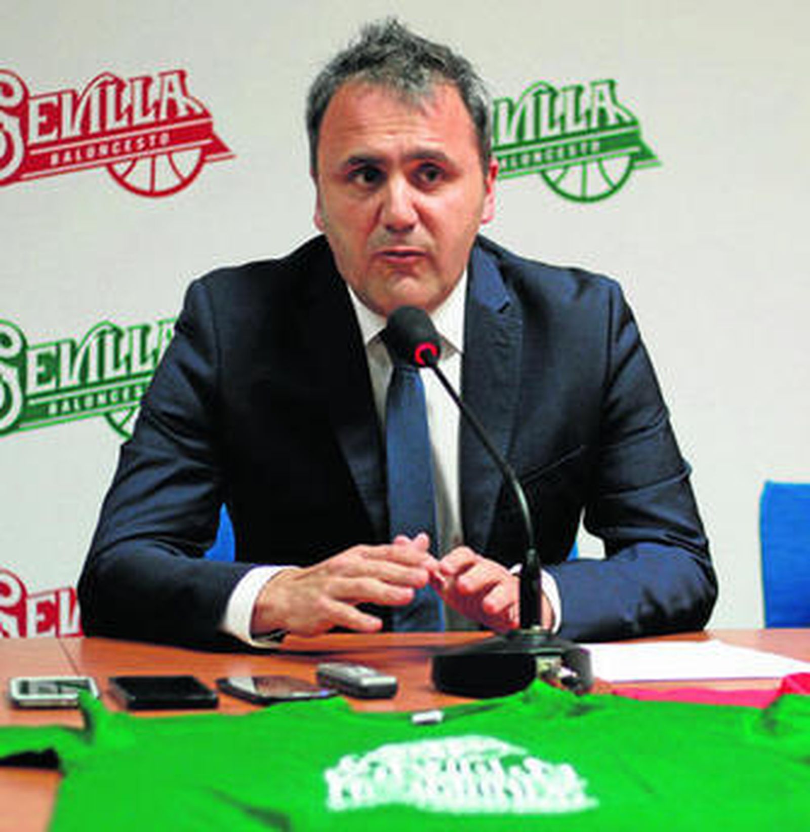 Fernando Moral, en la rueda de prensa de la campaña 'Sevilla no se rinde'.