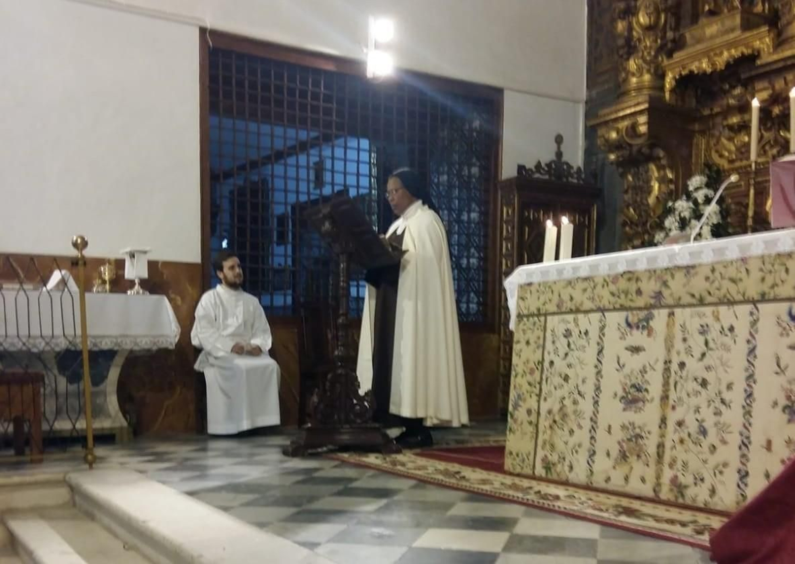 Un momento de la misa de despedida de las religiosas del Convento de las Carmelitas Descalzas.