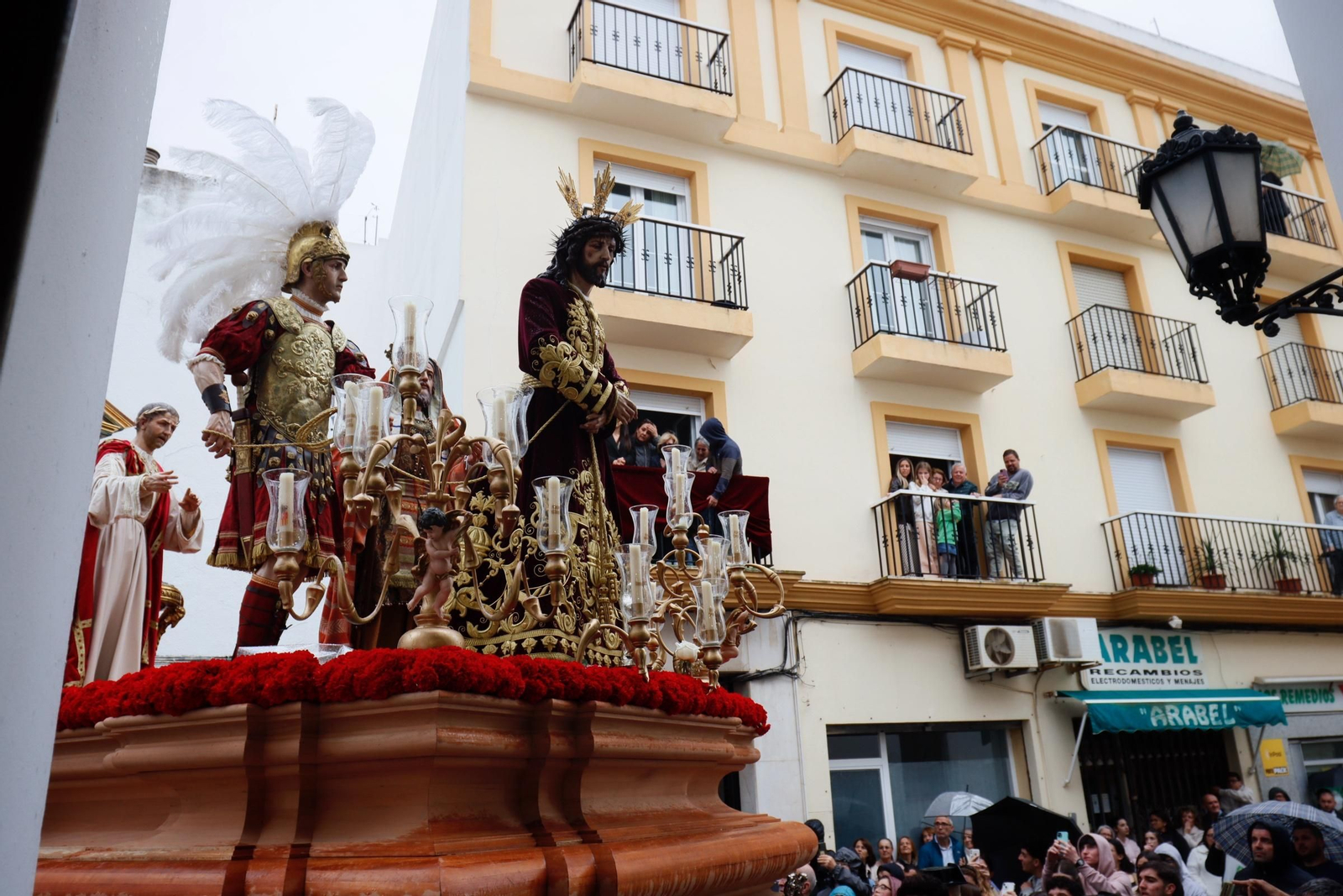 Imágenes de la salida del Amor en la Semana Santa de Chiclana 2025