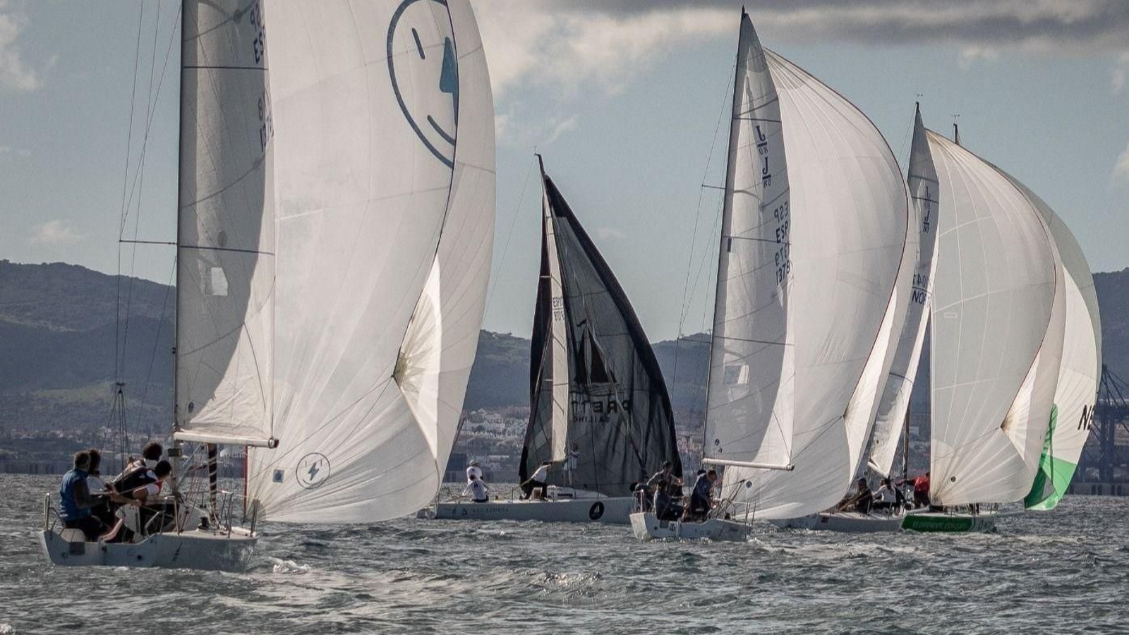 Embarcaciones J/80 en aguas de La Línea