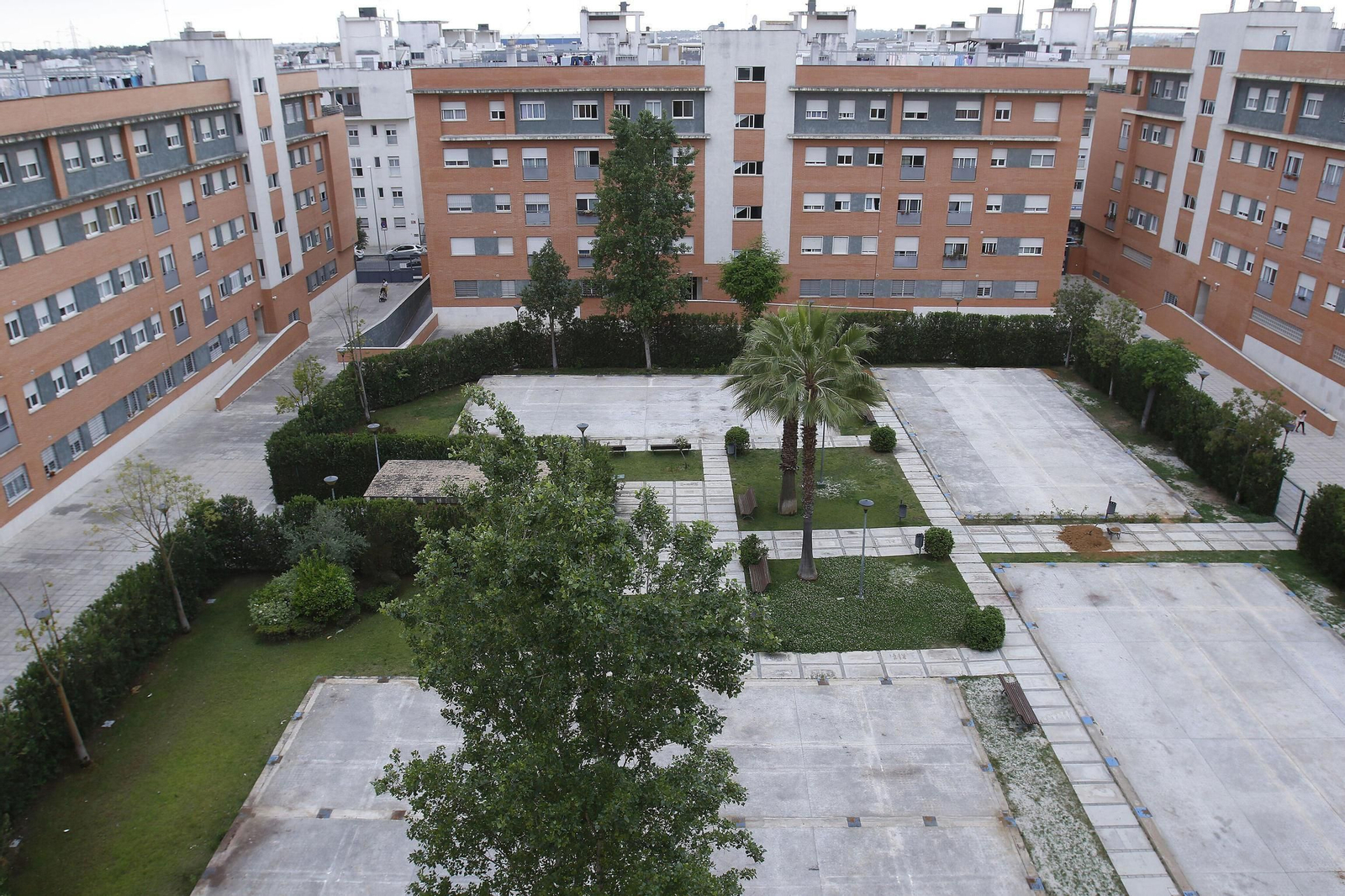 Vista del patio de las VPO de alquiler de Los Bermejales, ya sin las pistas de padle que tuvo que desmantelar Seperian.