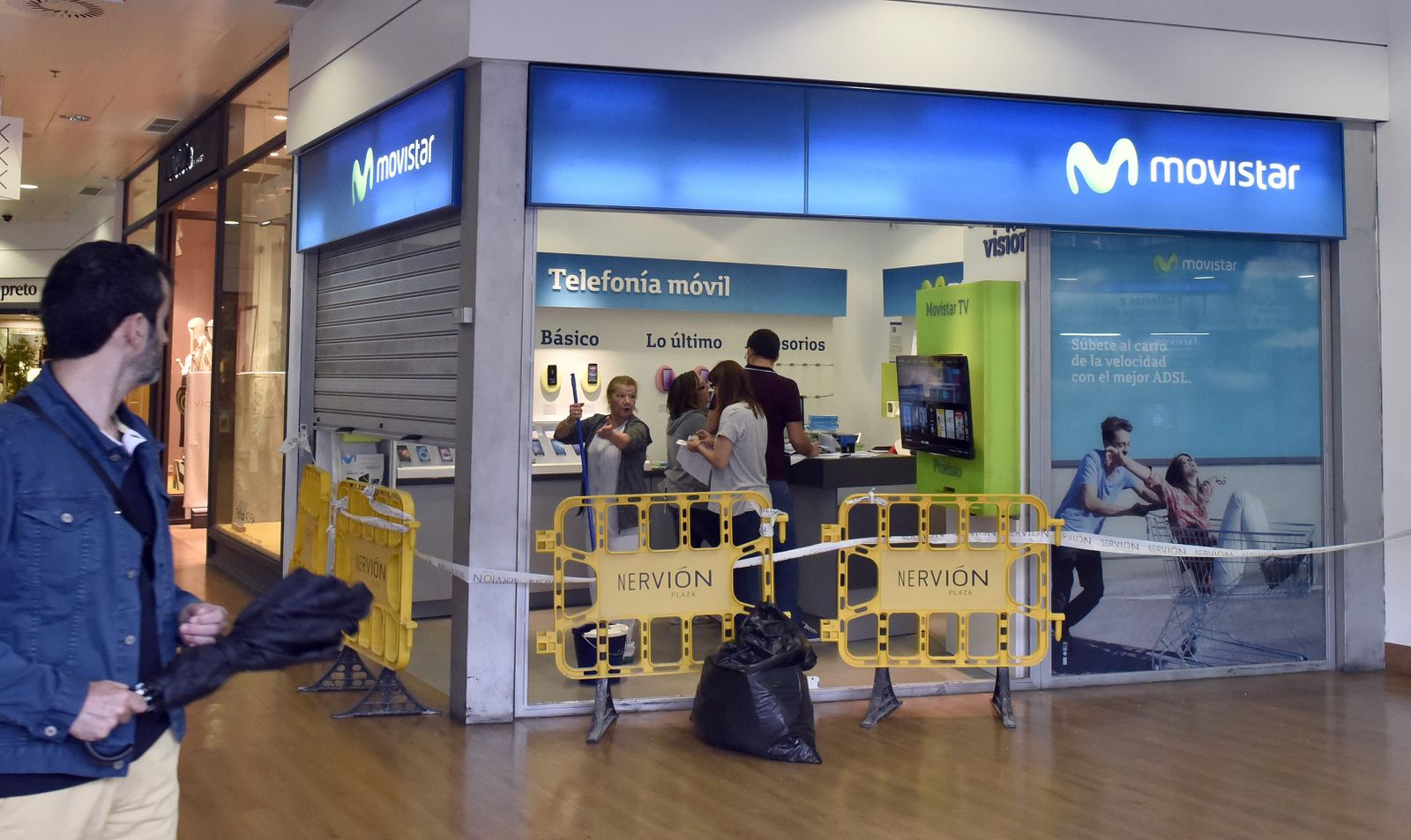 La tienda de Movistar de Nervión Plaza, destrozada.