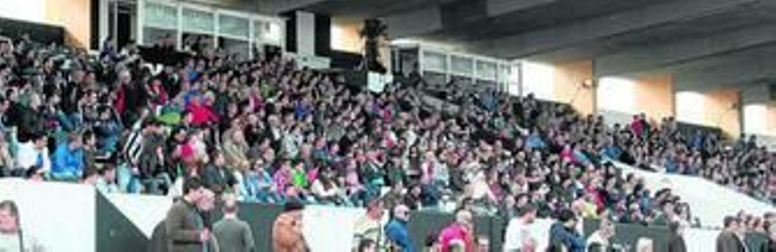 Aficionados de la Balona, que tendrán que decidir sobre el futuro del club, en las gradas del Municipal Linense.