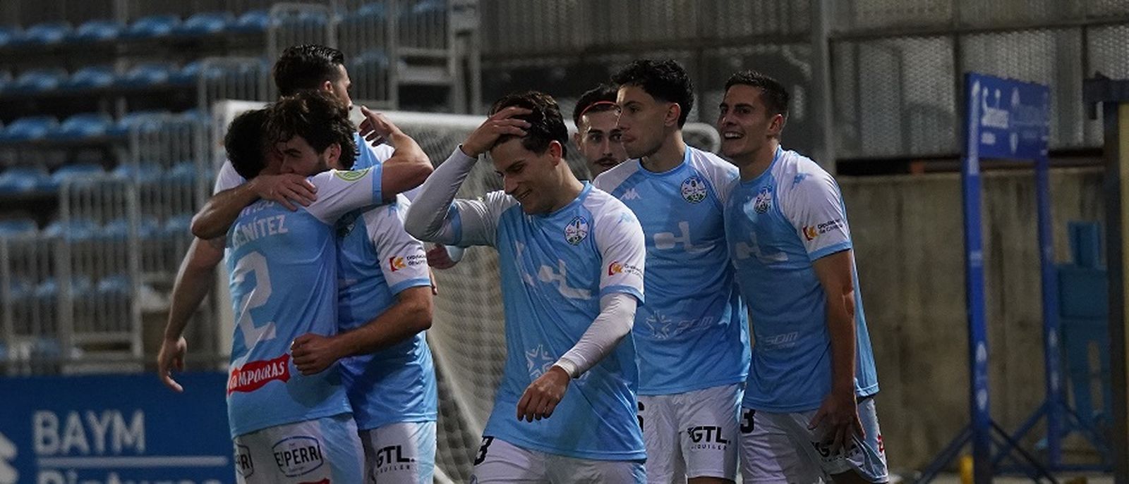 Diego Canty celebra el primero de sus dos goles al Chiclana junto a sus compañeros.