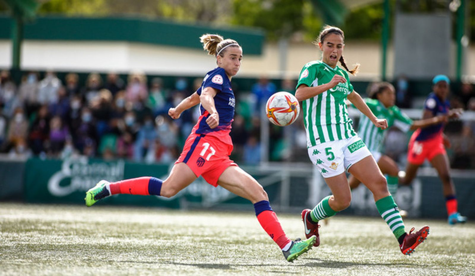 Bárbara Latorre se dispone a chutar ante la defensa bética María Valle