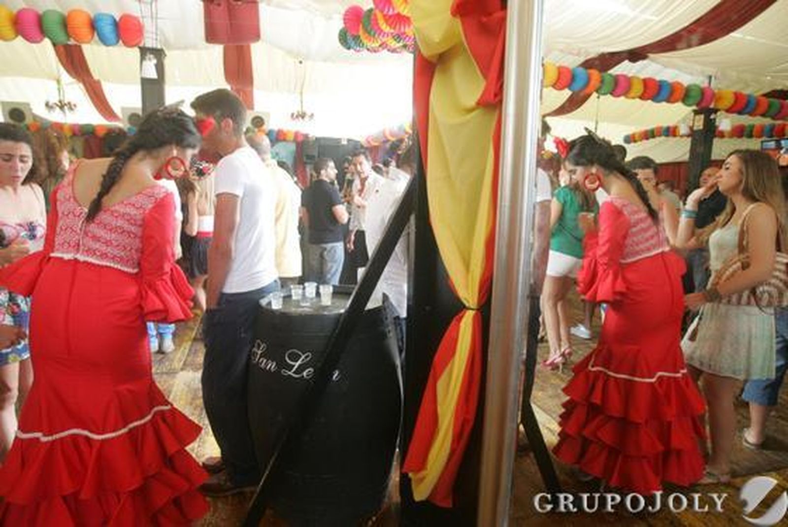 Los algecireños disfrutan de su último día de feria y se reúnen en el Real para contemplar el montaje pirotécnico con el que acaba la fiesta./J.M. Quiñones

Foto: J.M. Quinones