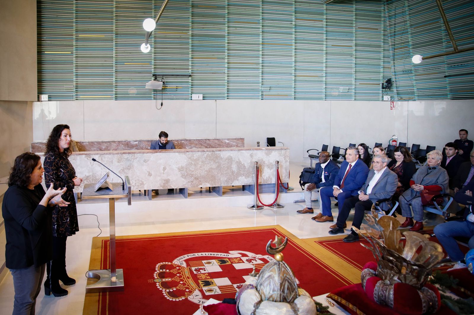 Imágenes de la entrega de las coronas a los emisarios de sus Majestades los Reyes Magos de Oriente